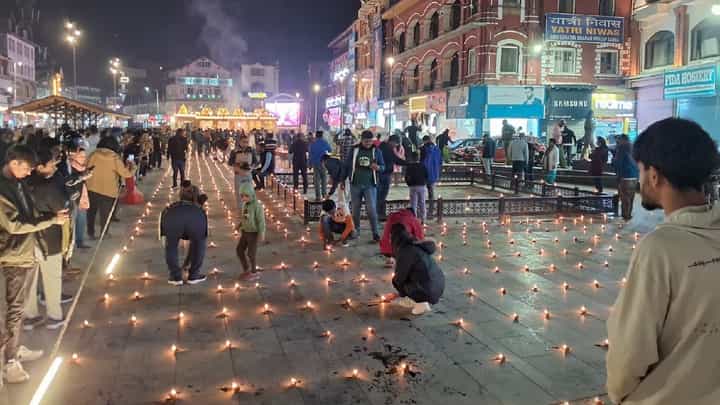 ಬಿಗಿ ಭದ್ರತೆಯಲ್ಲೇ ಶ್ರೀನಗರದ ಲಾಲ್ ಚೌಕ್ನಲ್ಲಿ ದೀಪಾವಳಿ ಸಂಭ್ರಮಾಚರಣೆ ಬಿಗಿ ಭದ್ರತೆಯಲ್ಲೇ ಶ್ರೀನಗರದ ಲಾಲ್ ಚೌಕ್ನಲ್ಲಿ ದೀಪಾವಳಿ ಸಂಭ್ರಮಾಚರಣೆ