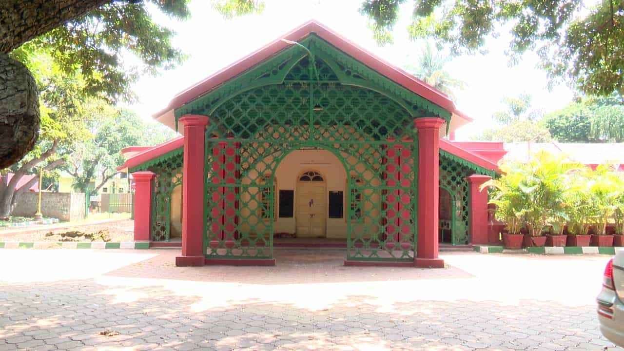 ಸಸ್ಯಕಾಶಿ ಲಾಲ್ ಬಾಗ್ ಸಾಕಷ್ಟು ಜನರನ್ನ ಆಕರ್ಷಿಸುವ ಸ್ಥಳ. ಇಲ್ಲಿನ ಹೂ, ಗಿಡ- ಮರಗಳು ಎಷ್ಟೋ ಜನರನ್ನ ಆಕರ್ಷಿಸುತ್ತೋ ಅದೇ ರೀತಿಯಾಗಿ ಲಾಲ್ ಬಾಗ್ ನಲ್ಲಿರುವ ಗ್ರಂಥಾಲಯ ಕೂಡ ಜನರನ್ನ ಅಷ್ಟೇ ಆಕರ್ಷಿಸಿತ್ತು.
