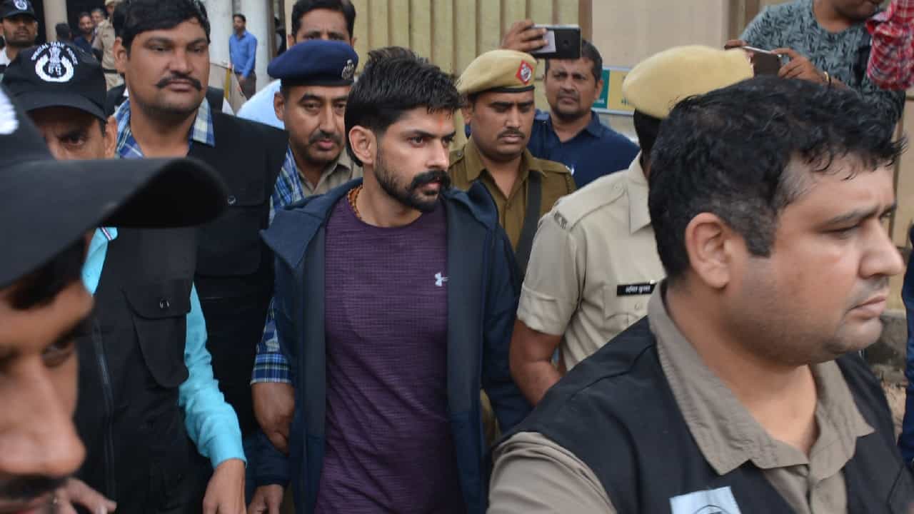ಲಾರೆನ್ಸ್ ಬಿಷ್ಣೋಯ್ ಹತ್ಯೆ ಮಾಡುವ ಅಧಿಕಾರಿಗೆ 1,11,11,111 ರೂ. ಬಹುಮಾನ; ಕರ್ಣಿ ಸೇನೆ ಘೋಷಣೆ ಲಾರೆನ್ಸ್ ಬಿಷ್ಣೋಯ್ ಹತ್ಯೆ ಮಾಡುವ ಅಧಿಕಾರಿಗೆ 1,11,11,111 ರೂ. ಬಹುಮಾನ; ಕರ್ಣಿ ಸೇನೆ ಘೋಷಣೆ