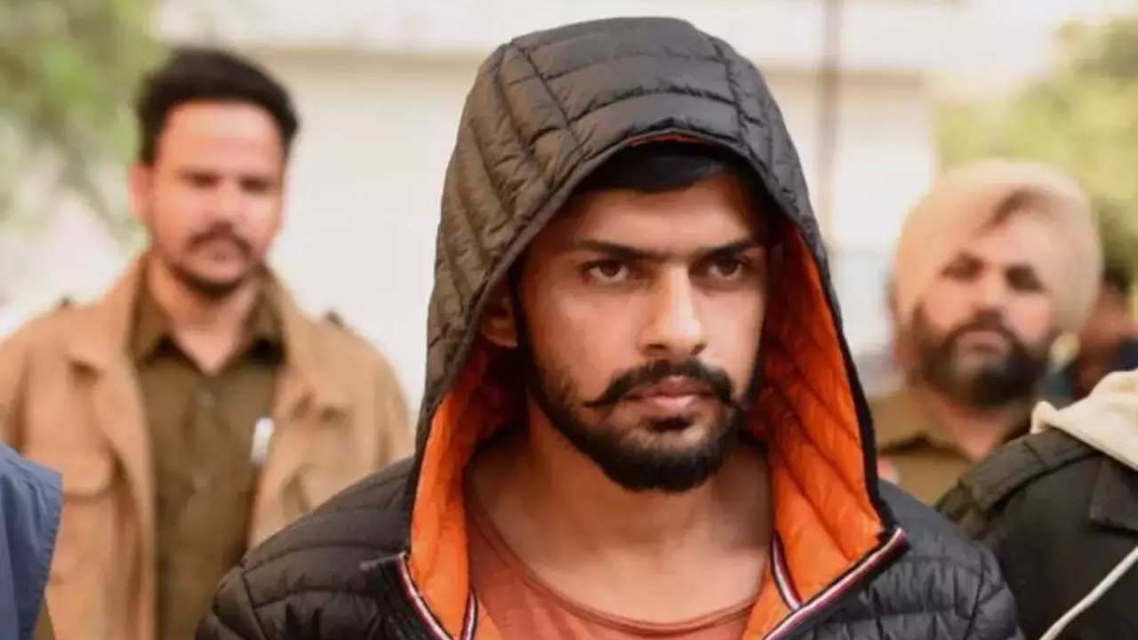 Explained: ಹತ್ತು ವರ್ಷಗಳಿಂದ ಜೈಲಿಂದಲೇ ಎಲ್ಲಾ ‘ಆಟ’ ಆಡುತ್ತಿರುವ ಲಾರೆನ್ಸ್ ಬಿಷ್ಣೋಯ್ ಮತ್ತವನ ಗ್ಯಾಂಗ್ನ ಅಸಲಿಯತ್ತೇನು? Explained: ಹತ್ತು ವರ್ಷಗಳಿಂದ ಜೈಲಿಂದಲೇ ಎಲ್ಲಾ ‘ಆಟ’ ಆಡುತ್ತಿರುವ ಲಾರೆನ್ಸ್ ಬಿಷ್ಣೋಯ್ ಮತ್ತವನ ಗ್ಯಾಂಗ್ನ ಅಸಲಿಯತ್ತೇನು?
