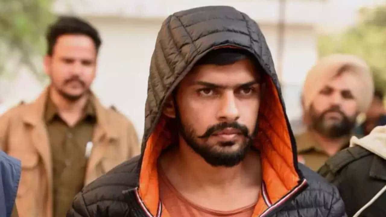 Explained: ಹತ್ತು ವರ್ಷಗಳಿಂದ ಜೈಲಿಂದಲೇ ಎಲ್ಲಾ ‘ಆಟ’ ಆಡುತ್ತಿರುವ ಲಾರೆನ್ಸ್ ಬಿಷ್ಣೋಯ್ ಮತ್ತವನ ಗ್ಯಾಂಗ್ನ ಅಸಲಿಯತ್ತೇನು? Explained: ಹತ್ತು ವರ್ಷಗಳಿಂದ ಜೈಲಿಂದಲೇ ಎಲ್ಲಾ ‘ಆಟ’ ಆಡುತ್ತಿರುವ ಲಾರೆನ್ಸ್ ಬಿಷ್ಣೋಯ್ ಮತ್ತವನ ಗ್ಯಾಂಗ್ನ ಅಸಲಿಯತ್ತೇನು?