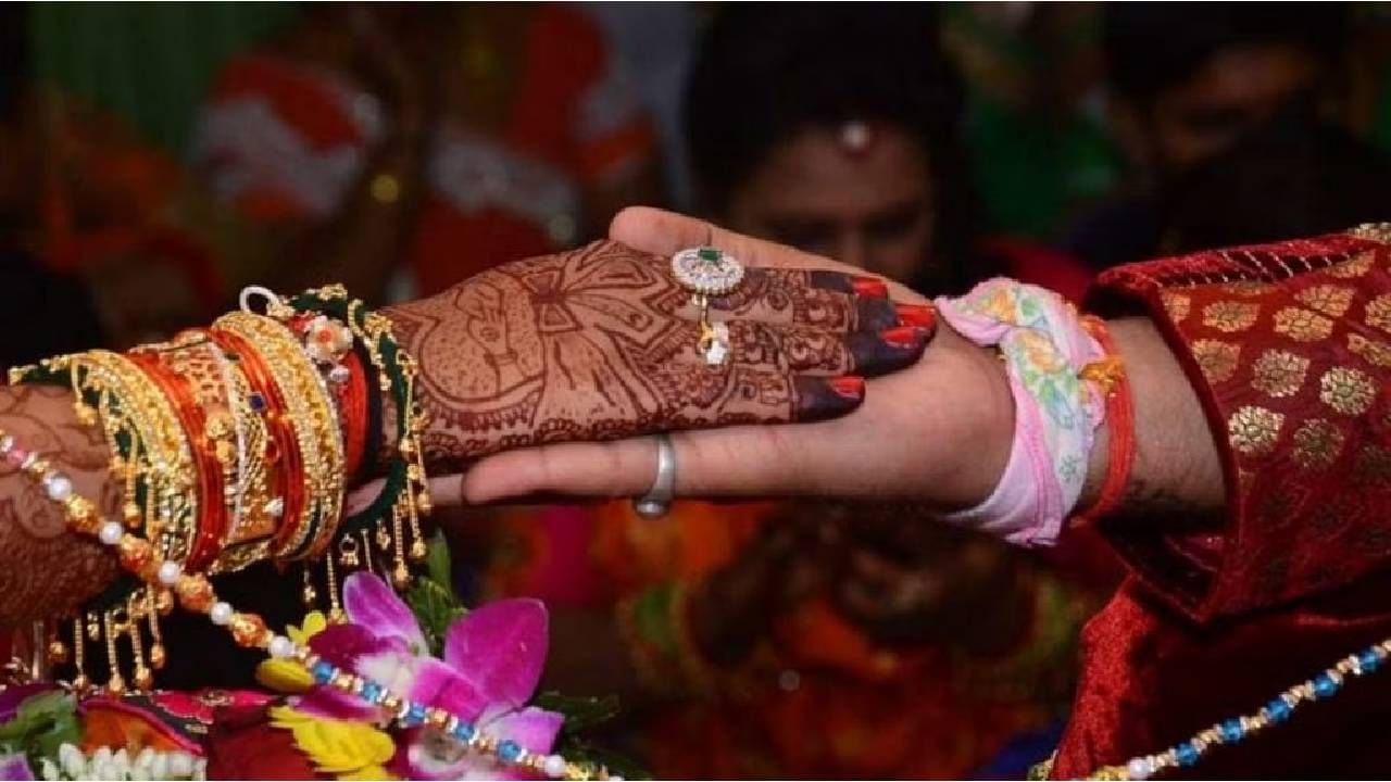 ಸಾಮೂಹಿಕ ವಿವಾಹವಾದ್ರೆ ಹಣ ಸಿಗುತ್ತೆ ಎಂದು ಅಣ್ಣ, ತಂಗಿಯೇ ಮದುವೆಯಾದ್ರು ಸಾಮೂಹಿಕ ವಿವಾಹವಾದ್ರೆ ಹಣ ಸಿಗುತ್ತೆ ಎಂದು ಅಣ್ಣ, ತಂಗಿಯೇ ಮದುವೆಯಾದ್ರು