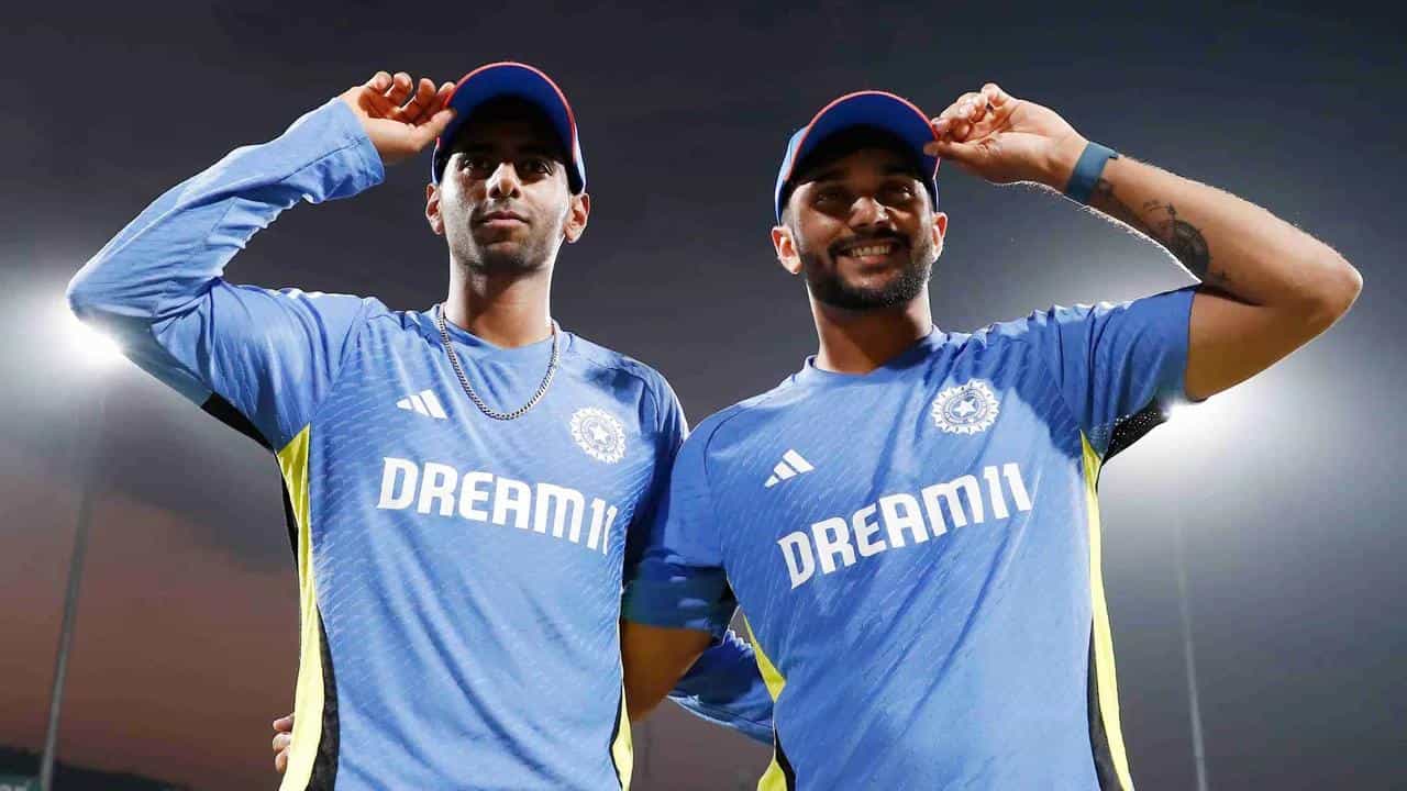 ಬಾಂಗ್ಲಾದೇಶ್ ವಿರುದ್ಧದ ಮೊದಲ ಟಿ20 ಪಂದ್ಯದ ಮೂಲಕ ಯುವ ವೇಗಿ ಮಯಾಂಕ್ ಯಾದವ್ ಹಾಗೂ ಆಲ್ರೌಂಡರ್ ನಿತೀಶ್ ರೆಡ್ಡಿ ಟೀಮ್ ಇಂಡಿಯಾ ಪರ ಪಾದಾರ್ಪಣೆ ಮಾಡಿದ್ದಾರೆ. ಈ ಪಾದಾರ್ಪಣೆಯೊಂದಿಗೆ ಲಕ್ನೋ ಸೂಪರ್ ಜೈಂಟ್ಸ್ ಹಾಗೂ ಸನ್ರೈಸರ್ಸ್ ಹೈದರಾಬಾದ್ ಫ್ರಾಂಚೈಸಿಗಳ ಮೆಗಾ ಹರಾಜು ರಿಟೈನ್ ಲೆಕ್ಕಾಚಾರಗಳು ತಲೆ ಕೆಳಗಾಗಿದೆ.
