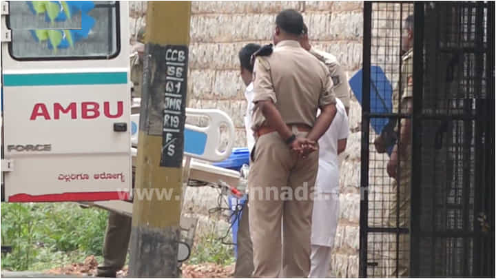 ಮಿತಿ ಮೀರಿದ ದರ್ಶನ್ ಬೆನ್ನು ನೋವು; ಬಳ್ಳಾರಿ ಜೈಲಿಗೆ ಬಂತು ಮೆಡಿಕಲ್ ಬೆಡ್, ದಿಂಬು ಮಿತಿ ಮೀರಿದ ದರ್ಶನ್ ಬೆನ್ನು ನೋವು; ಬಳ್ಳಾರಿ ಜೈಲಿಗೆ ಬಂತು ಮೆಡಿಕಲ್ ಬೆಡ್, ದಿಂಬು