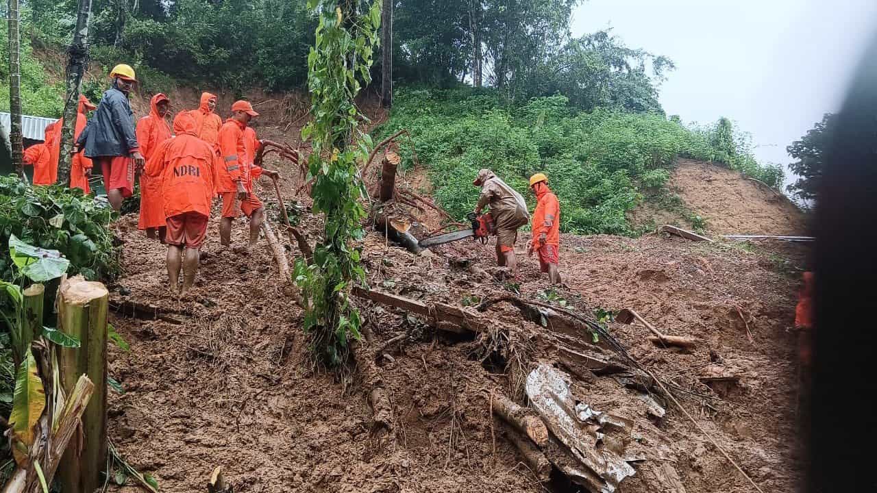 ಮೇಘಾಲಯದಲ್ಲಿ ಪ್ರವಾಹ; ಭೂಕುಸಿತದಲ್ಲಿ 7 ಜನ ಮಣ್ಣಿನಡಿ ಸಮಾಧಿ ಮೇಘಾಲಯದಲ್ಲಿ ಪ್ರವಾಹ; ಭೂಕುಸಿತದಲ್ಲಿ 7 ಜನ ಮಣ್ಣಿನಡಿ ಸಮಾಧಿ