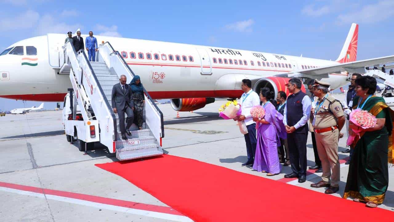 ಮಾಲ್ಡೀವ್ಸ್ ಅಧ್ಯಕ್ಷ ಡಾ. ಮೊಹಮ್ಮದ್ ಮುಯಿಜ್ಜು ಮತ್ತು ಪ್ರಥಮ ಮಹಿಳೆ ಸಾಜಿದಾ ಮೊಹಮ್ಮದ್ ಅವರು ವಿಶೇಷ ವಿಮಾನದ ಮೂಲಕ ಬೆಂಗಳೂರಿಗೆ ಆಗಮಿಸಿದ್ದಾರೆ. ಸಚಿವ ಡಾ. ಎಂ.ಸಿ ಸುಧಾಕರ್ ಅವರು ಬೆಂಗಳೂರು ಕೆಂಪೇಗೌಡ ಅಂತರಾಷ್ಟ್ರೀಯ ವಿಮಾನ ನಿಲ್ದಾಣದಲ್ಲಿ ಇಬ್ಬರಿಗೂ ಸ್ವಾಗತಿಸಿದರು.