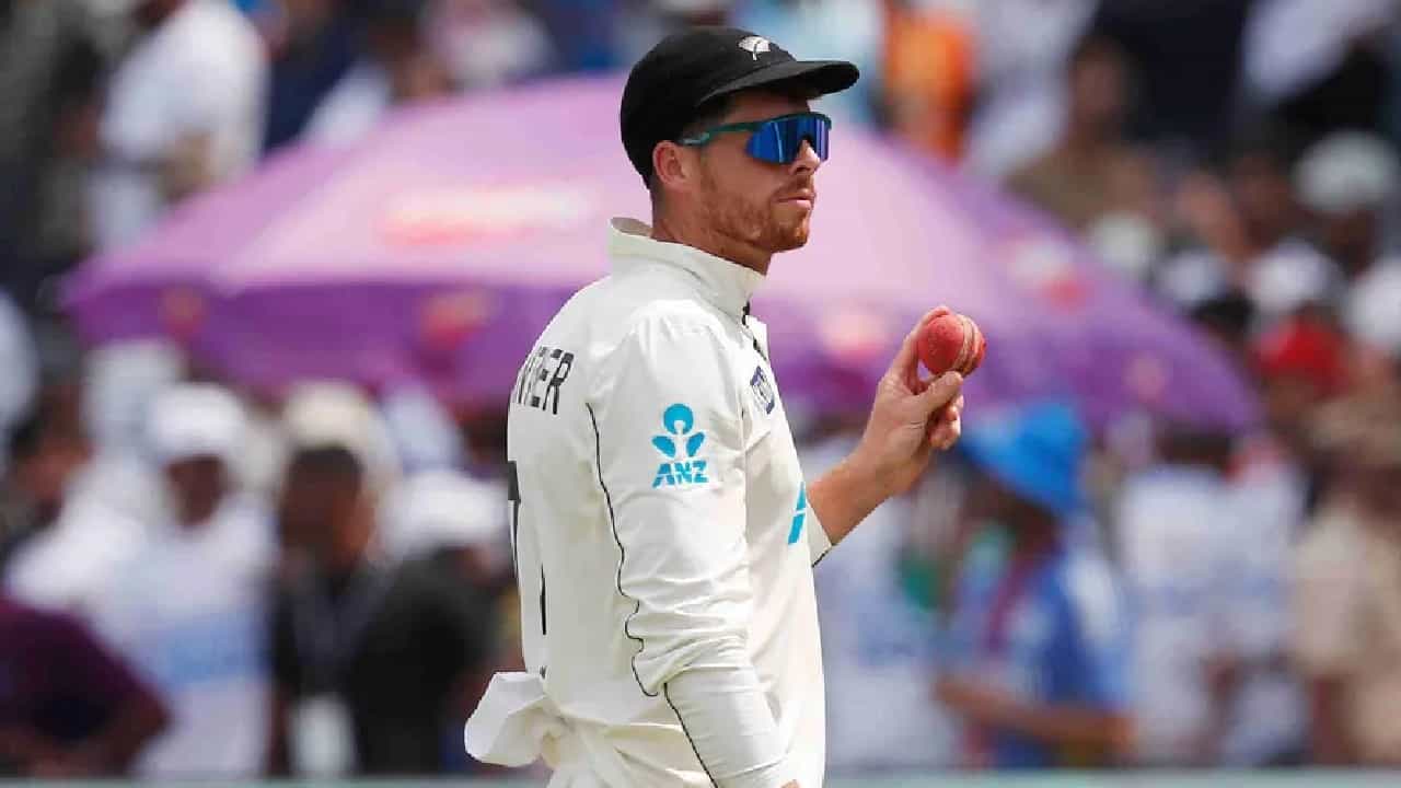 ಟೆಸ್ಟ್ ಕ್ರಿಕೆಟ್ ಇತಿಹಾಸದಲ್ಲಿ ಚೊಚ್ಚಲ 5 ವಿಕೆಟ್ಗಳನ್ನು ಕಬಳಿಸಲು ಅತೀ ಹೆಚ್ಚು ಓವರ್ಗಳನ್ನು ಎಸೆದ ನ್ಯೂಝಿಲೆಂಡ್ ಬೌಲರ್ ಯಾರೆಂದು ಕೇಳಿದರೆ ಇನ್ಮುಂದೆ ಮಿಚೆಲ್ ಸ್ಯಾಂಟ್ನರ್ ಹೆಸರೇಳಬಹುದು. ಏಕೆಂದರೆ ಸ್ಯಾಂಟ್ನರ್ ಟೆಸ್ಟ್ನಲ್ಲಿ ಮೊದಲ ಐದು ವಿಕೆಟ್ಗಳ ಗುಚ್ಛ ಪಡೆಯಲು ಎಸೆದಿರುವುದು ಬರೋಬ್ಬರಿ 862.3 ಓವರ್ಗಳನ್ನು ಎಂದರೆ ನಂಬಲೇಬೇಕು.