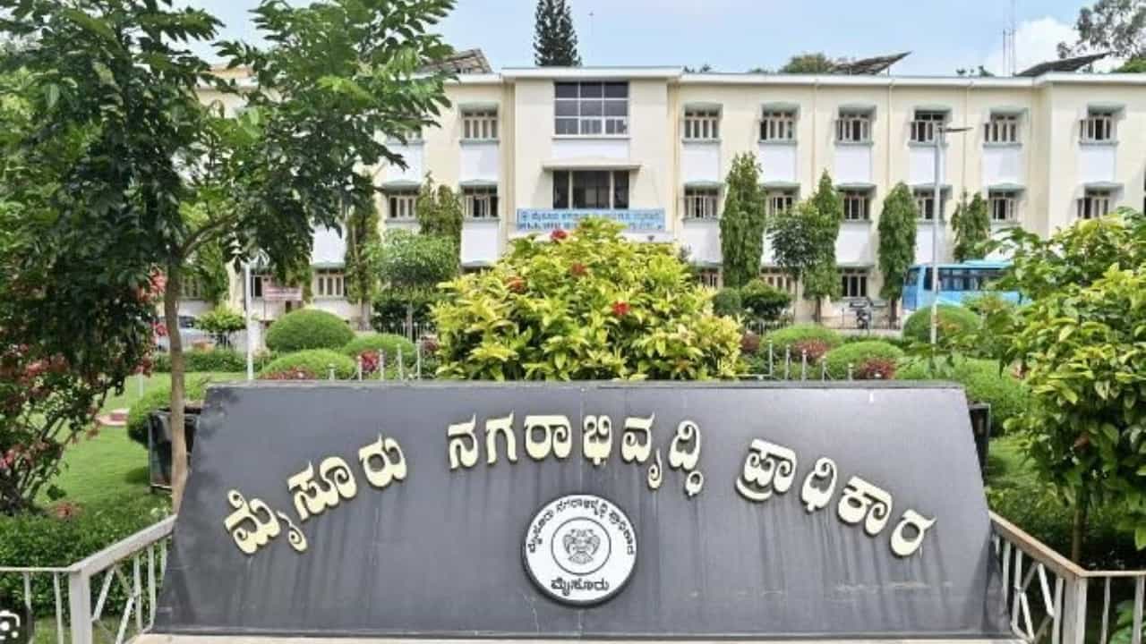 ಮುಡಾ ಹಗರಣ: ಎಲ್ಲ ಸೈಟ್ಗಳ ವಾಪಸಿಗೆ ಕಾಂಗ್ರೆಸ್ ಪಟ್ಟು, ಬಿಜೆಪಿ ಜೆಡಿಎಸ್ ನಾಯಕರ ಮೇಲೆ ಸೇಡು ತೀರಿಸಲು ‘ಕೈ’ ತಂತ್ರ ಮುಡಾ ಹಗರಣ: ಎಲ್ಲ ಸೈಟ್ಗಳ ವಾಪಸಿಗೆ ಕಾಂಗ್ರೆಸ್ ಪಟ್ಟು, ಬಿಜೆಪಿ ಜೆಡಿಎಸ್ ನಾಯಕರ ಮೇಲೆ ಸೇಡು ತೀರಿಸಲು ‘ಕೈ’ ತಂತ್ರ