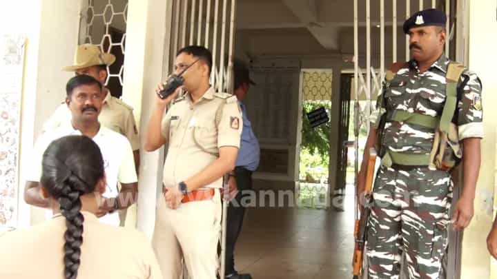 ಮುಂದುವರಿದ ಇಡಿ ದಾಳಿ: ಮೈಸೂರು ಮುಡಾ ಕಚೇರಿಯಲ್ಲಿ ಸಾರ್ವಜನಿಕರ ಕೆಲಸಗಳಿಗೆ ಬ್ರೇಕ್ ಮುಂದುವರಿದ ಇಡಿ ದಾಳಿ: ಮೈಸೂರು ಮುಡಾ ಕಚೇರಿಯಲ್ಲಿ ಸಾರ್ವಜನಿಕರ ಕೆಲಸಗಳಿಗೆ ಬ್ರೇಕ್