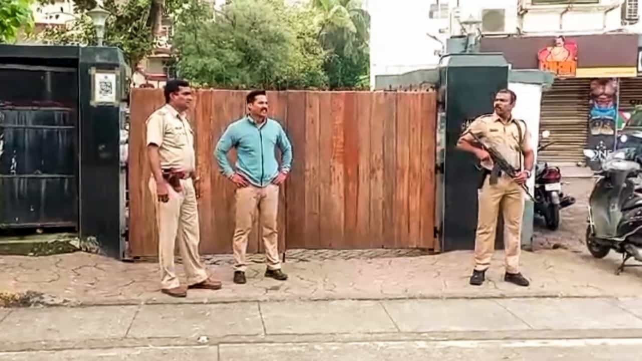 ಬಾಬಾ ಸಿದ್ದಿಕ್ ಹತ್ಯೆ ಪ್ರಕರಣ: ಪ್ರಮುಖ ಆರೋಪಿ ಶುಭಂ ಲೋಂಕರ್ಗೆ ಲುಕ್ ಔಟ್ ಸುತ್ತೋಲೆ ಬಾಬಾ ಸಿದ್ದಿಕ್ ಹತ್ಯೆ ಪ್ರಕರಣ: ಪ್ರಮುಖ ಆರೋಪಿ ಶುಭಂ ಲೋಂಕರ್ಗೆ ಲುಕ್ ಔಟ್ ಸುತ್ತೋಲೆ