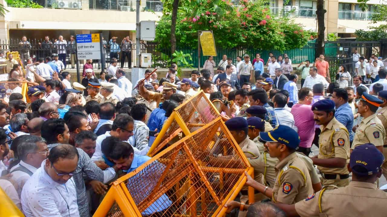 Ratan Tata funeral: ರತನ್ ಟಾಟಾಗೆ ಶ್ರದ್ಧಾಂಜಲಿ ಸಲ್ಲಿಸಲು ಜನರ ನೂಕುನುಗ್ಗಲು, ಪೊಲೀಸರಿಂದ ಲಾಠಿ ಪ್ರಹಾರ Ratan Tata funeral: ರತನ್ ಟಾಟಾಗೆ ಶ್ರದ್ಧಾಂಜಲಿ ಸಲ್ಲಿಸಲು ಜನರ ನೂಕುನುಗ್ಗಲು, ಪೊಲೀಸರಿಂದ ಲಾಠಿ ಪ್ರಹಾರ