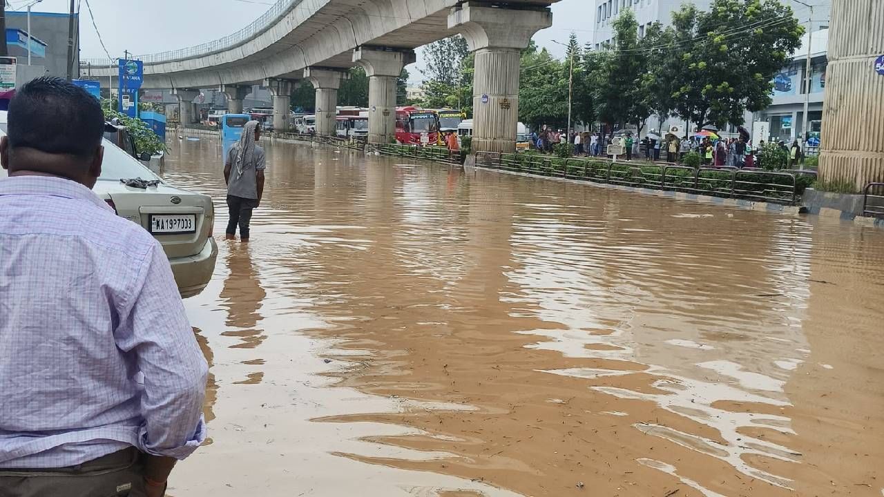 Bengaluru Rain Emergency: Traffic Advisory, Due to rain vehicle slow moving in Bengaluru roads, Kannada News