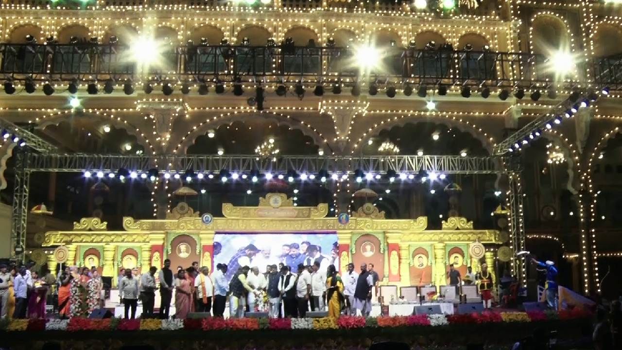 ಮೈಸೂರು ದಸರಾದಲ್ಲಿ ಕಲಾರಸಿಕರಿಗೆ ರಸದೌತಣ; ಇಂದಿನ ಕಾರ್ಯಕ್ರಮದ ವೇಳಾಪಟ್ಟಿ ಇಲ್ಲಿದೆ ಮೈಸೂರು ದಸರಾದಲ್ಲಿ ಕಲಾರಸಿಕರಿಗೆ ರಸದೌತಣ; ಇಂದಿನ ಕಾರ್ಯಕ್ರಮದ ವೇಳಾಪಟ್ಟಿ ಇಲ್ಲಿದೆ