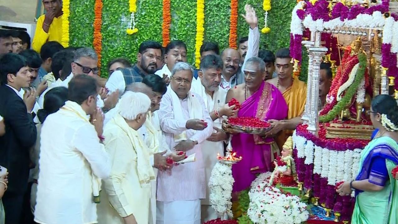 Mysuru Dasara: ಸರ್ಕಾರ ಉರುಳಿಸುವ ಕೆಲಸಕ್ಕೆ ಮುಂದಾಗಬಾರದು, ದಸರಾ ಉದ್ಘಾಟನೆ ವೇಳೆ ಹಂಪ ನಾಗರಾಜಯ್ಯ ಪಾಠ Mysuru Dasara: ಸರ್ಕಾರ ಉರುಳಿಸುವ ಕೆಲಸಕ್ಕೆ ಮುಂದಾಗಬಾರದು, ದಸರಾ ಉದ್ಘಾಟನೆ ವೇಳೆ ಹಂಪ ನಾಗರಾಜಯ್ಯ ಪಾಠ