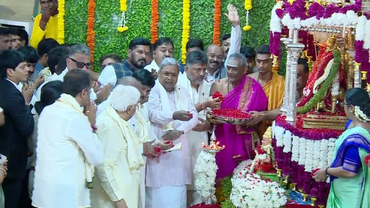 Mysuru Dasara: ಸರ್ಕಾರ ಉರುಳಿಸುವ ಕೆಲಸಕ್ಕೆ ಮುಂದಾಗಬಾರದು, ದಸರಾ ಉದ್ಘಾಟನೆ ವೇಳೆ ಹಂಪ ನಾಗರಾಜಯ್ಯ ಪಾಠ Mysuru Dasara: ಸರ್ಕಾರ ಉರುಳಿಸುವ ಕೆಲಸಕ್ಕೆ ಮುಂದಾಗಬಾರದು, ದಸರಾ ಉದ್ಘಾಟನೆ ವೇಳೆ ಹಂಪ ನಾಗರಾಜಯ್ಯ ಪಾಠ