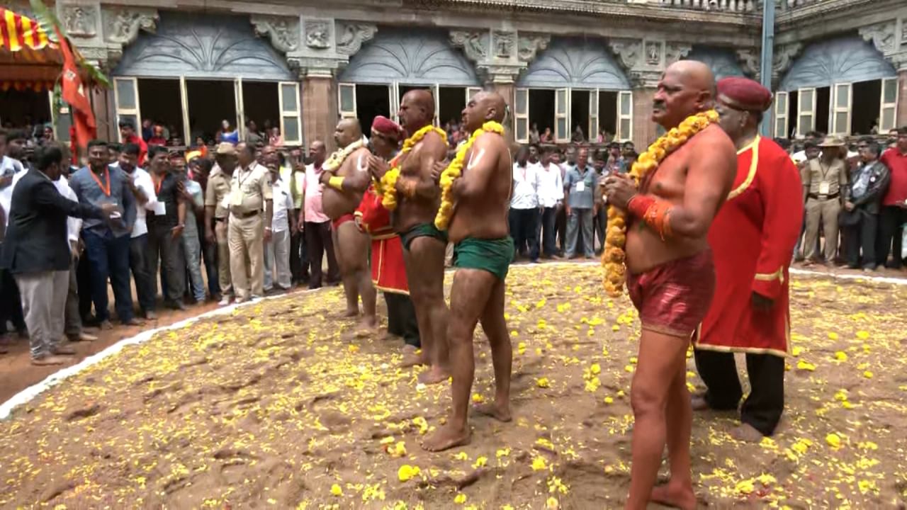 ಮೆರವಣಿಗೆಯ ಮುಂಚೂಣಿಯಲ್ಲಿ ಪಟ್ಟದ ಆನೆಗಳಾದ ಪ್ರೀತಿ, ಚಂಚಲ, ಧನಂಜಯ, ಭೀಮ ಹಾಗೂ ಪಟ್ಟದ ಹಸು, ಪಟ್ಟದ ಕುದುರೆ, ಮಂಗಳ ವಾದ್ಯದೊಂದಿಗೆ ಸಾಗಿದ್ವು. ಜೈ ಭುವನೇಶ್ವರಿ ದೇವಾಲದ ಬಳಿ ಇರುವ ಬನ್ನಿ ಮರಕ್ಕೆ ಪೂಜೆ ಸಲ್ಲಿಸಿ, ಬಳಿಕ ಬೆಳ್ಳಿ ಪಲ್ಲಕ್ಕಿಯಲ್ಲಿ ಸ್ವಸ್ಥಾನಕ್ಕೆ ವಾಪಸ್ ಆದ್ರು. ಬಳಿಕ ಕಂಕಣ ವಿಸರ್ಜನೆ ಮಾಡಿದರು.