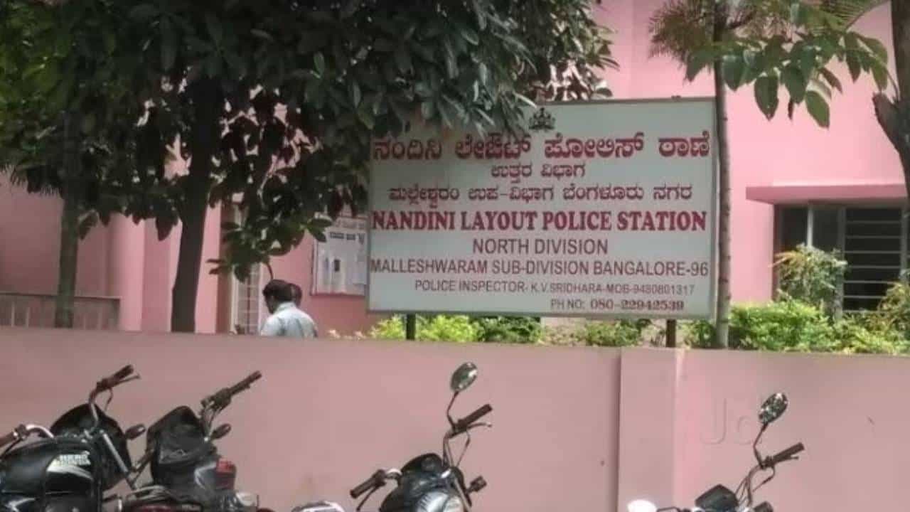 ಸರ್ಕಾರಿ ಕೆಲಸ ಕೊಡಿಸುವುದಾಗಿ ವಂಚನೆ: ಬೆಂಗಳೂರಿನ ಹೆಡ್ಕಾನ್ಸ್ಟೇಬಲ್ ಅಮಾನತು ಸರ್ಕಾರಿ ಕೆಲಸ ಕೊಡಿಸುವುದಾಗಿ ವಂಚನೆ: ಬೆಂಗಳೂರಿನ ಹೆಡ್ಕಾನ್ಸ್ಟೇಬಲ್ ಅಮಾನತು
