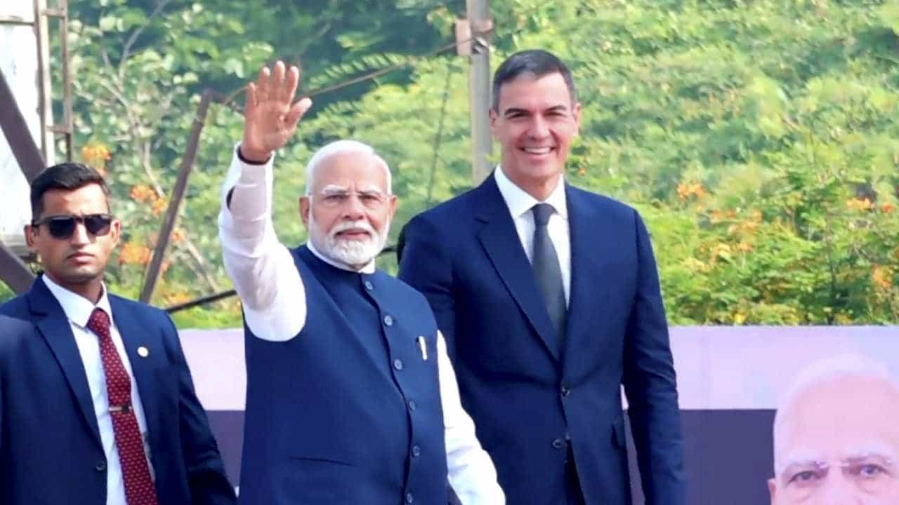 ಐದಾರು ವರ್ಷದಲ್ಲಿ ರಕ್ಷಣಾ ಕ್ಷೇತ್ರದಲ್ಲಿ ಸಾವಿರ ಹೊಸ ಸ್ಟಾರ್ಟಪ್ಗಳ ಆರಂಭ: ಪ್ರಧಾನಿ ಮೋದಿ ಐದಾರು ವರ್ಷದಲ್ಲಿ ರಕ್ಷಣಾ ಕ್ಷೇತ್ರದಲ್ಲಿ ಸಾವಿರ ಹೊಸ ಸ್ಟಾರ್ಟಪ್ಗಳ ಆರಂಭ: ಪ್ರಧಾನಿ ಮೋದಿ