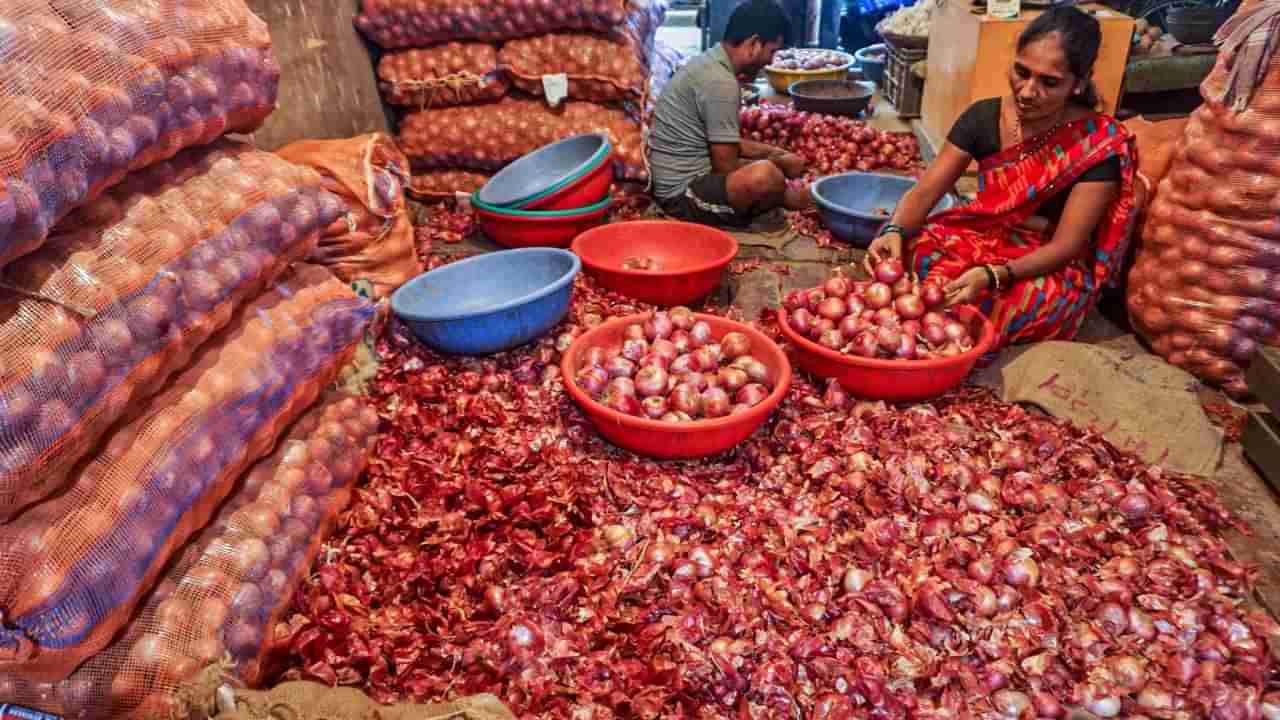 Onion Price: ಈರುಳ್ಳಿ ಬೆಲೆ ದಿಢೀರ್ ಇಳಿಕೆ, ಕ್ವಿಂಟಾಲ್​ಗೆ 4000 ಇದ್ದ ದರ 2000 ರೂ.ಗೆ  ಕುಸಿತ, ರೈತರು ಕಂಗಾಲು