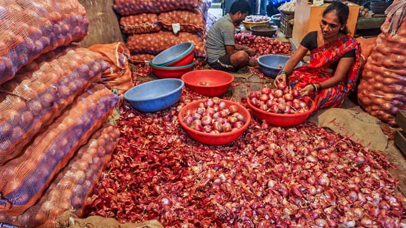 Onion Price: ಈರುಳ್ಳಿ ಬೆಲೆ ದಿಢೀರ್ ಇಳಿಕೆ, ಕ್ವಿಂಟಾಲ್ಗೆ 4000 ಇದ್ದ ದರ 2000 ರೂ.ಗೆ ಕುಸಿತ, ರೈತರು ಕಂಗಾಲು