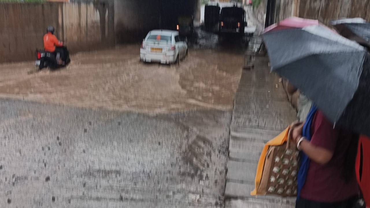 Heavy Rain in Bengaluru: Vehicles slow moving in Bengaluru roads, Kannada News