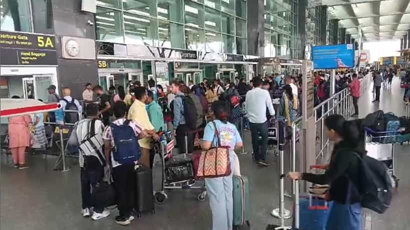 ಬೆಂಗಳೂರು ವಿಮಾನ ನಿಲ್ದಾಣದಲ್ಲಿ ಚೆಕ್ ಇನ್, ಚೆಕ್ ಔಟ್ಗೆ ಪ್ರಯಾಣಿಕರ ಪರದಾಟ