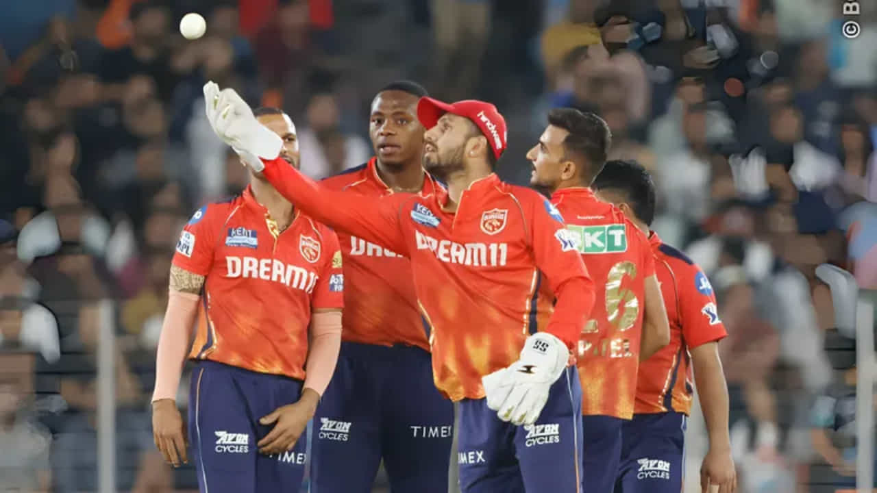 ಪ್ರತಿ ಐಪಿಎಲ್ಗೂ ಮುನ್ನ ನಡೆಯುವ ಹರಾಜಿನಲ್ಲಿ ಬಲಿಷ್ಠ ಆಟಗಾರರನ್ನು ತಂಡಕ್ಕೆ ಖರೀದಿಸಿ ಅಖಾಡಕ್ಕಿಳಿಯುವ ಪಂಜಾಬ್ ಕಿಂಗ್ಸ್ ತಂಡ ಪ್ರಶಸ್ತಿ ಗೆಲ್ಲುವಲ್ಲಿ ಮಾತ್ರ ಇದುವರೆಗೂ ಸಫಲವಾಗಿಲ್ಲ. ಹೀಗಾಗಿ ಧಾರಣ ಪಟ್ಟಿಯನ್ನು ಬಿಡುಗಡೆ ಮಾಡುವ ಮುನ್ನವೇ ರಿಕಿ ಪಾಂಟಿಂಗ್ರನ್ನು ತಂಡಕ್ಕೆ ಕರೆತಂದಿರುವ ಪಂಜಾಬ್ ಫ್ರಾಂಚೈಸಿ, ಮೆಗಾ ಹರಾಜಿಗೂ ಮುನ್ನ ತನ್ನ ತಂಡದಲ್ಲಿ ಕೇವಲ ಇಬ್ಬರು ಆಟಗಾರರನ್ನು ಉಳಸಿಕೊಳ್ಳಲು ತೀರ್ಮಾನಿಸಿದೆ.
