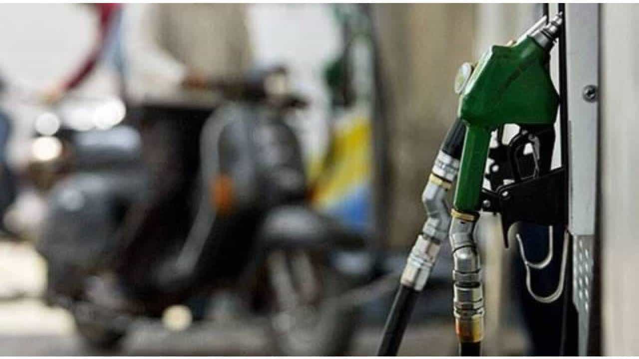 Petrol Diesel Price on October O3: ಬಿಹಾರ, ಪಶ್ಚಿಮ ಬಂಗಾಳದಲ್ಲಿ ಪೆಟ್ರೋಲ್ ಬೆಲೆ ಅಗ್ಗ Petrol Diesel Price on October O3: ಬಿಹಾರ, ಪಶ್ಚಿಮ ಬಂಗಾಳದಲ್ಲಿ ಪೆಟ್ರೋಲ್ ಬೆಲೆ ಅಗ್ಗ