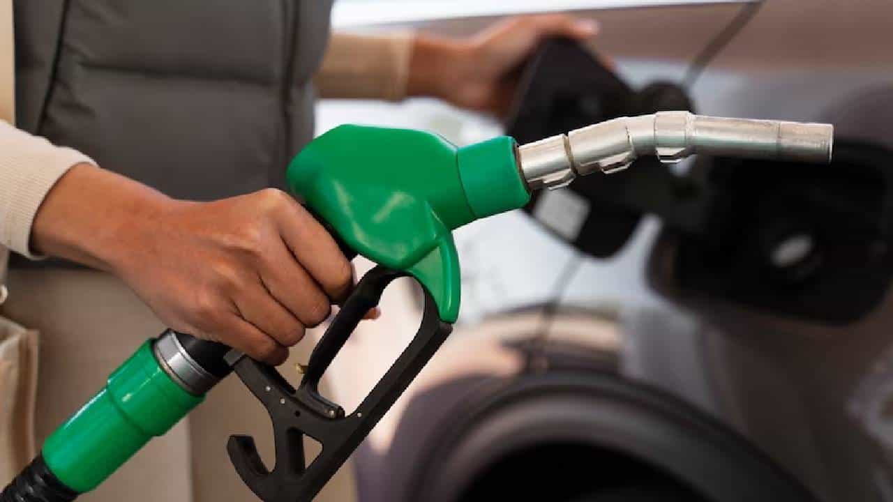 Petrol Diesel Price on October O4: ಹರ್ಯಾಣ, ಗೋವಾದಲ್ಲಿ ಪೆಟ್ರೋಲ್, ಡೀಸೆಲ್ ಬೆಲೆ ಇಳಿಕೆ Petrol Diesel Price on October O4: ಹರ್ಯಾಣ, ಗೋವಾದಲ್ಲಿ ಪೆಟ್ರೋಲ್, ಡೀಸೆಲ್ ಬೆಲೆ ಇಳಿಕೆ