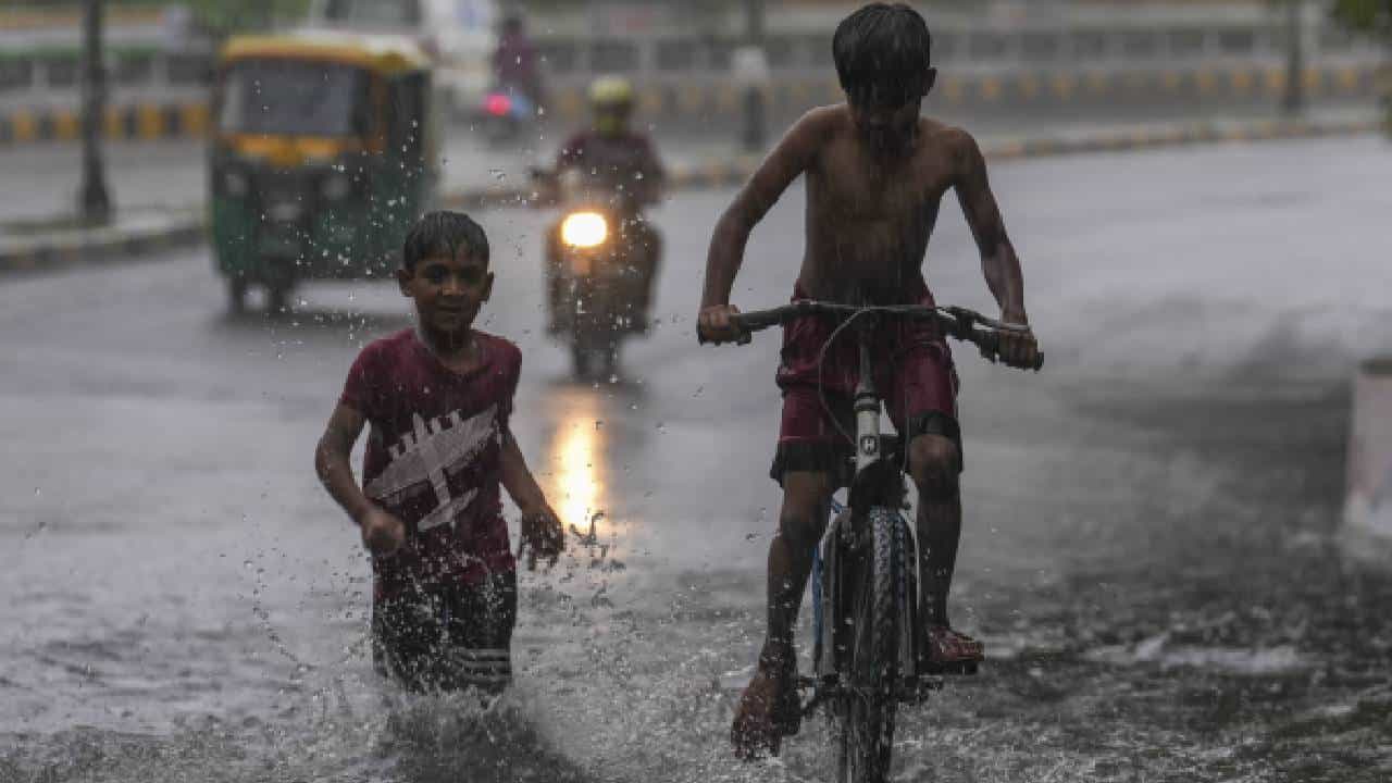 Karnataka Rains: ಕೊಡಗು, ಚಿಕ್ಕಮಗಳೂರು ಸೇರಿ ಕರ್ನಾಟಕದ 12 ಜಿಲ್ಲೆಗಳಲ್ಲಿ ಮುಂದಿನ 3 ದಿನ ಮಳೆ Karnataka Rains: ಕೊಡಗು, ಚಿಕ್ಕಮಗಳೂರು ಸೇರಿ ಕರ್ನಾಟಕದ 12 ಜಿಲ್ಲೆಗಳಲ್ಲಿ ಮುಂದಿನ 3 ದಿನ ಮಳೆ