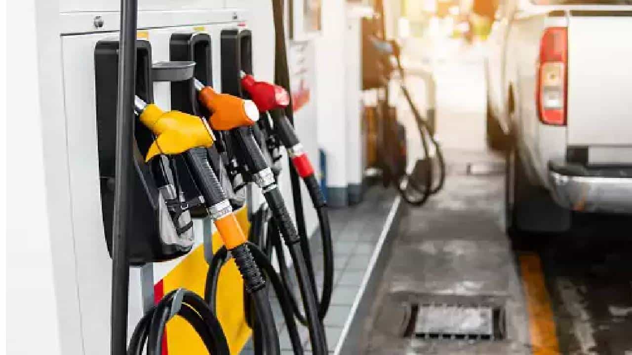 Petrol Diesel Price on October 17: ಮಧ್ಯಪ್ರದೇಶ, ರಾಜಸ್ಥಾನದಲ್ಲಿ ಪೆಟ್ರೋಲ್, ಡೀಸೆಲ್ ಬೆಲೆ ಇಳಿಕೆ Petrol Diesel Price on October 17: ಮಧ್ಯಪ್ರದೇಶ, ರಾಜಸ್ಥಾನದಲ್ಲಿ ಪೆಟ್ರೋಲ್, ಡೀಸೆಲ್ ಬೆಲೆ ಇಳಿಕೆ