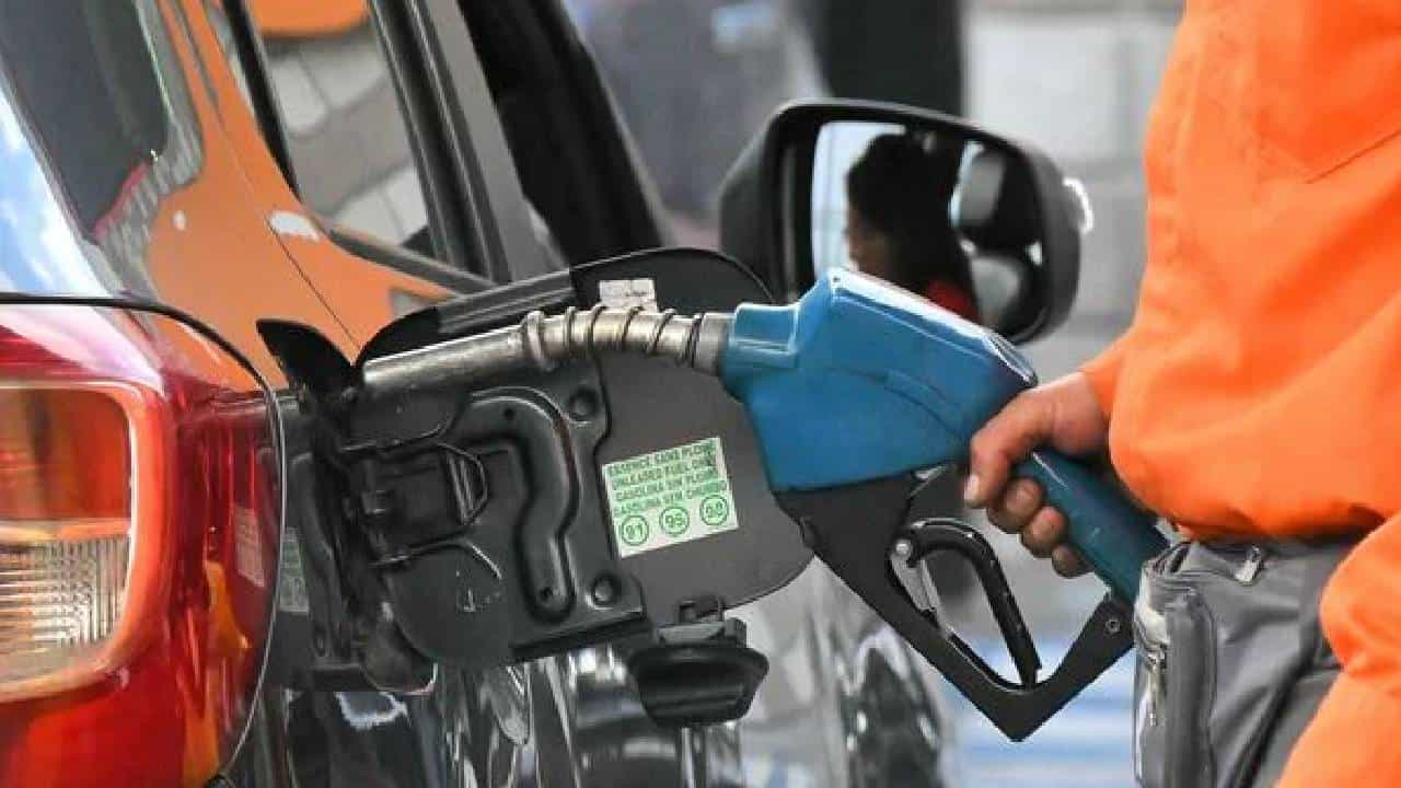 Petrol Diesel Price on October 20: ಉತ್ತರ ಪ್ರದೇಶ ಹಾಗೂ ಮಹಾರಾಷ್ಟ್ರದಲ್ಲಿ ಪೆಟ್ರೋಲ್ ಬೆಲೆ ಏರಿಕೆ Petrol Diesel Price on October 20: ಉತ್ತರ ಪ್ರದೇಶ ಹಾಗೂ ಮಹಾರಾಷ್ಟ್ರದಲ್ಲಿ ಪೆಟ್ರೋಲ್ ಬೆಲೆ ಏರಿಕೆ