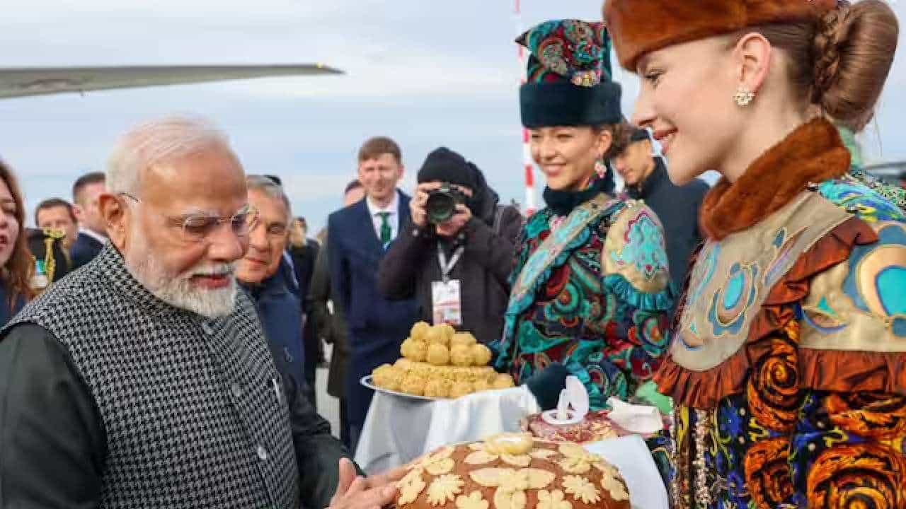 BRICS summit: ಮೋದಿ ಸ್ವಾಗತಕ್ಕೆ ನಿಂತ ರಷ್ಯಾ ಮಹಿಳೆಯರು ತೊಟ್ಟ ಈ ಉಡುಗೆಯ ವಿಶೇಷತೆಗಳೇನು? BRICS summit: ಮೋದಿ ಸ್ವಾಗತಕ್ಕೆ ನಿಂತ ರಷ್ಯಾ ಮಹಿಳೆಯರು ತೊಟ್ಟ ಈ ಉಡುಗೆಯ ವಿಶೇಷತೆಗಳೇನು?