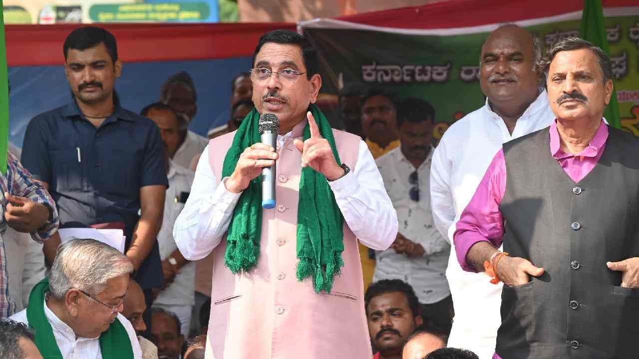 ವಕ್ಫ್ ಆಸ್ತಿ ವಿವಾದ: ರೈತರನ್ನು ಟೆಂಟ್ನಲ್ಲಿ ಕೂರಿಸಿದವರನ್ನು ಜೈಲಿನಲ್ಲಿ ಕೂರಿಸೋಣ ಎಂದ ಜೋಶಿ ವಕ್ಫ್ ಆಸ್ತಿ ವಿವಾದ: ರೈತರನ್ನು ಟೆಂಟ್ನಲ್ಲಿ ಕೂರಿಸಿದವರನ್ನು ಜೈಲಿನಲ್ಲಿ ಕೂರಿಸೋಣ ಎಂದ ಜೋಶಿ
