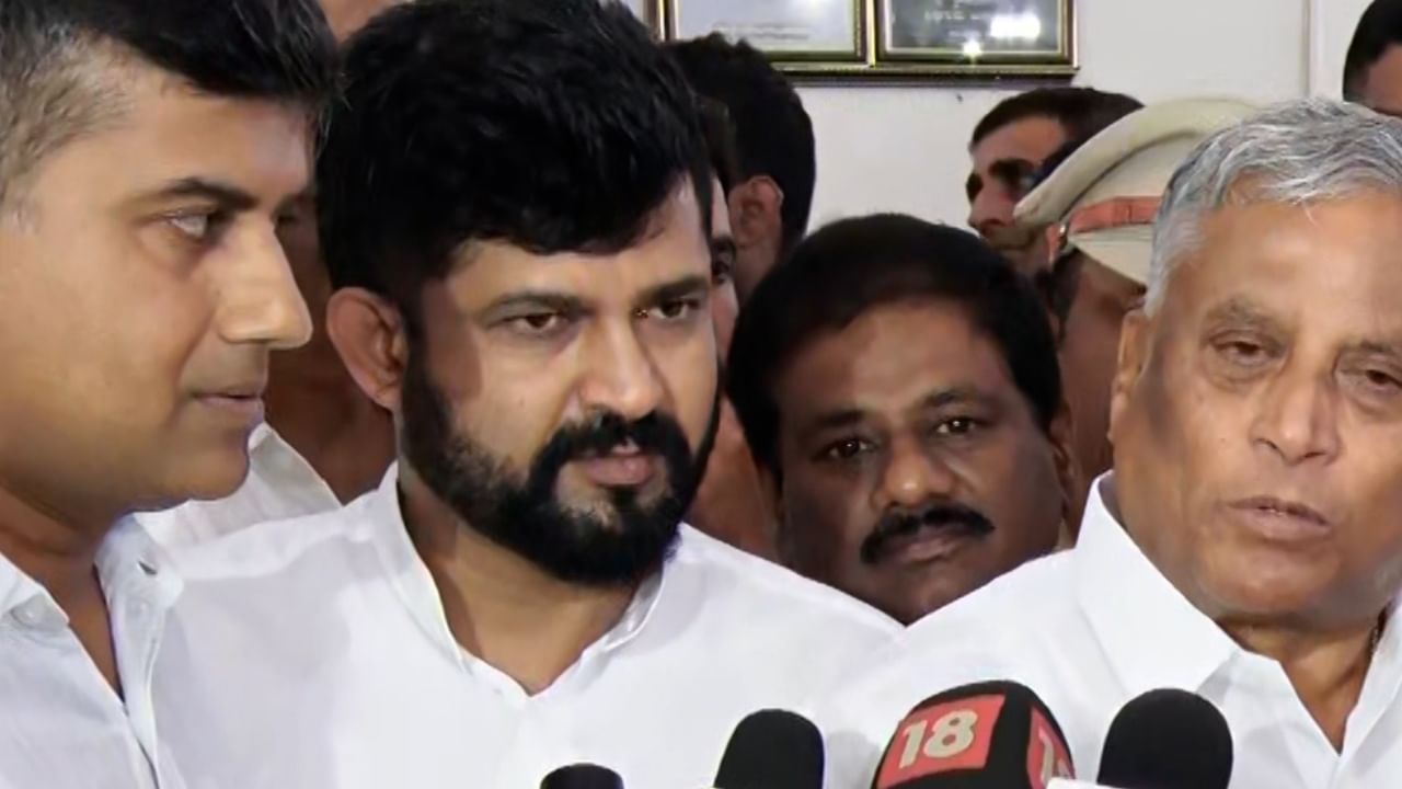 ಯಾರದೋ ಹೆಣ ತಂದು ಹೂತು ನಮ್ಮದು ಎನ್ನುತ್ತಾರೆ: ವಕ್ಫ್ ಆಸ್ತಿ ವಿಚಾರವಾಗಿ ಪ್ರತಾಪ್ ಸಿಂಹ ವಾಗ್ದಾಳಿ ಯಾರದೋ ಹೆಣ ತಂದು ಹೂತು ನಮ್ಮದು ಎನ್ನುತ್ತಾರೆ: ವಕ್ಫ್ ಆಸ್ತಿ ವಿಚಾರವಾಗಿ ಪ್ರತಾಪ್ ಸಿಂಹ ವಾಗ್ದಾಳಿ