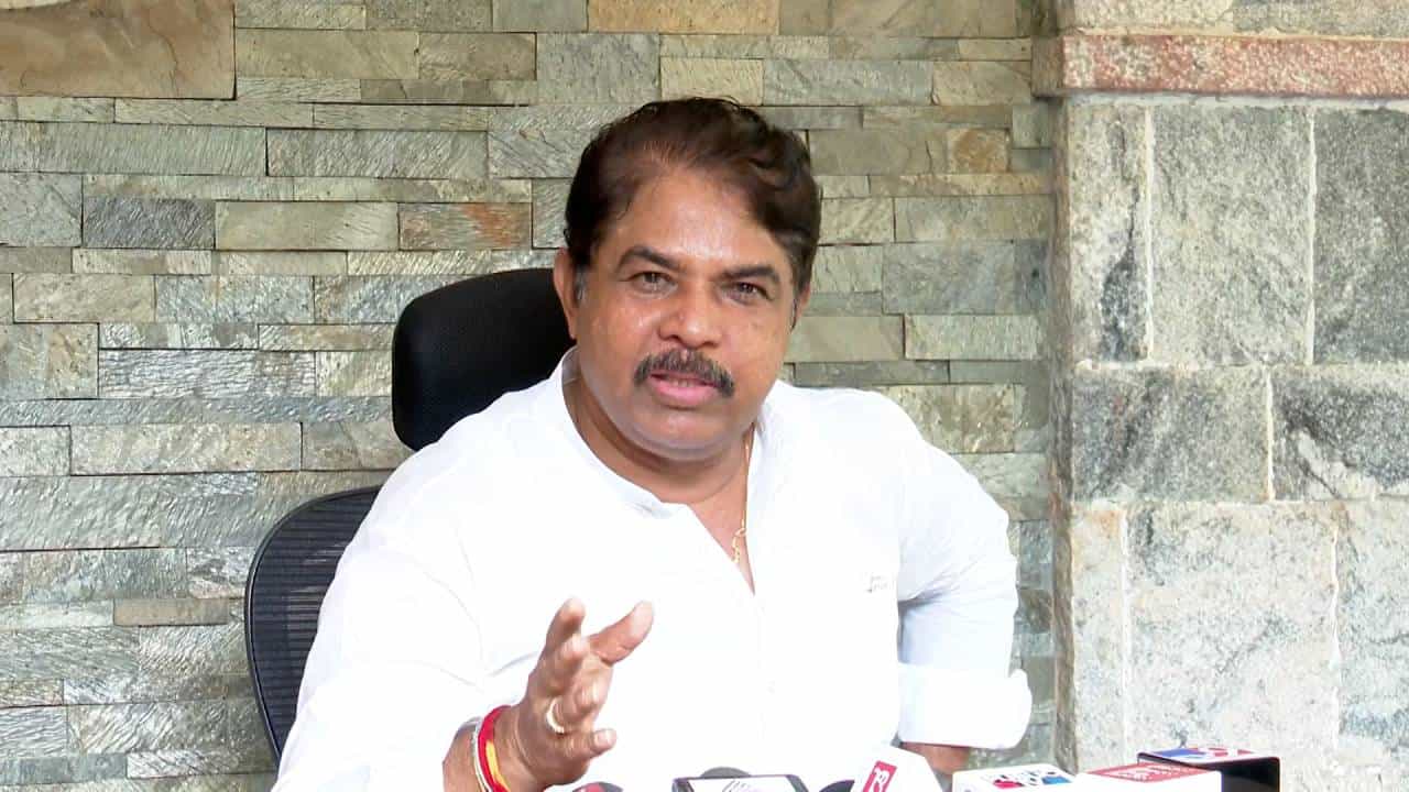 ಕೇಂದ್ರದ ವಿರುದ್ಧ ಪ್ರತಿಭಟನೆ: ಮೊದಲು ನಿಮ್ಮ ತಟ್ಟೆಯಲ್ಲಿ ಬಿದ್ದಿರುವ ಹೆಗ್ಗಣ ಎತ್ತಿ; ಕಾಂಗ್ರೆಸ್ ವಿರುದ್ಧ ಅಶೋಕ್ ಕಿಡಿ ಕೇಂದ್ರದ ವಿರುದ್ಧ ಪ್ರತಿಭಟನೆ: ಮೊದಲು ನಿಮ್ಮ ತಟ್ಟೆಯಲ್ಲಿ ಬಿದ್ದಿರುವ ಹೆಗ್ಗಣ ಎತ್ತಿ; ಕಾಂಗ್ರೆಸ್ ವಿರುದ್ಧ ಅಶೋಕ್ ಕಿಡಿ