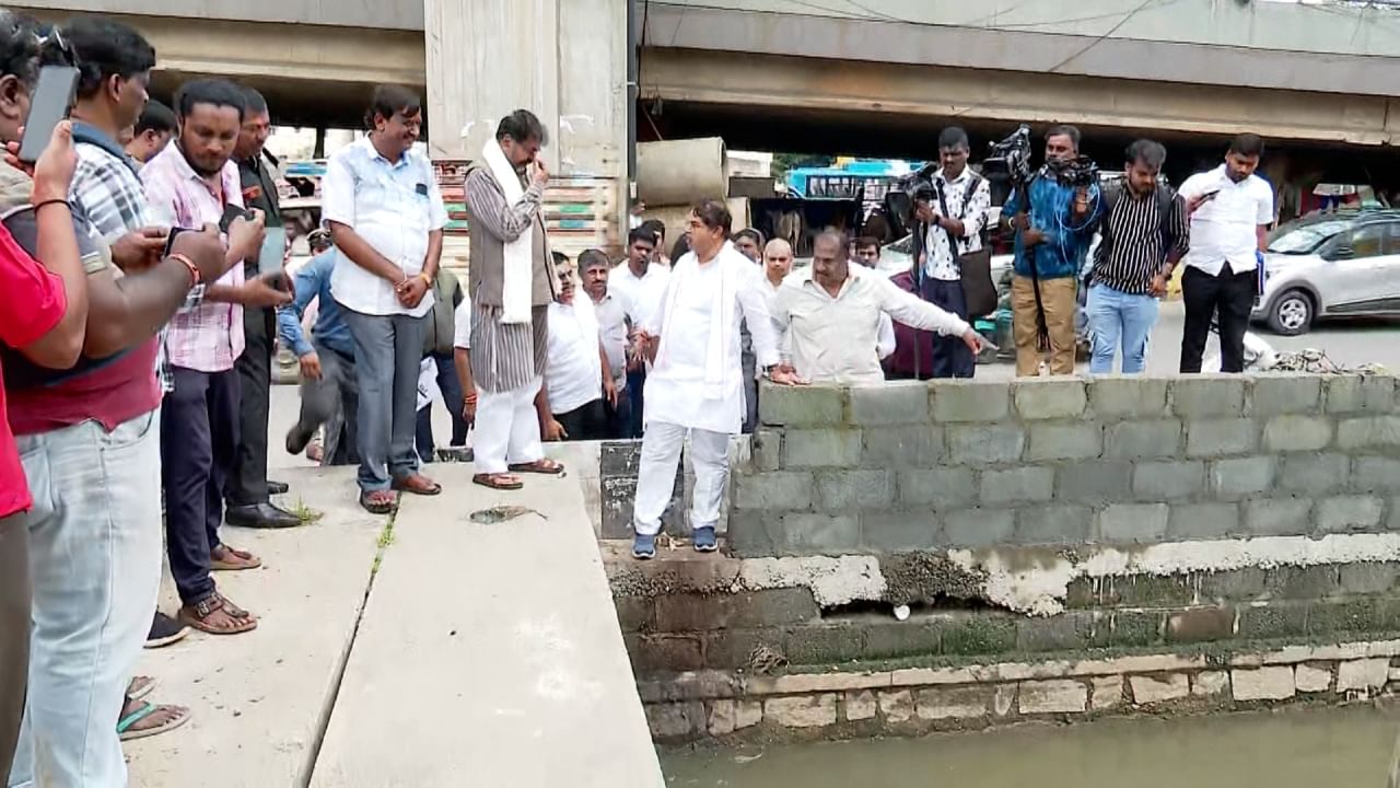 ಧಾರಾಕಾರ ಮಳೆಯಿಂದಾಗಿ ಬೆಂಗಳೂರಿನಲ್ಲಿ ಸಾಕಷ್ಟು ಅವಾಂತರಗಳೇ ಆಗಿವೆ. ಹೀಗಾಗಿ ಮಳೆಹಾನಿ ಪ್ರದೇಶಕ್ಕೆ ವಿಪಕ್ಷ ಬಿಜೆಪಿ ನಾಯಕರು ಭೇಟಿ ನೀಡಿ ಪರಿಶೀಲನೆ ನಡೆಸಿದರು. ಸಿಲ್ಕ್​ ಬೋರ್ಡ್ ಜಂಕ್ಷನ್​​ಗೆ ಭೇಟಿ ನೀಡಿದ ವಿಪಕ್ಷ ನಾಯಕ ಅಶೋಕ್, ಅಲ್ಲಿನ ಸಮಸ್ಯೆ ಆಲಿಸಿದರು. ಅಶೋಕ್​ಗೆ ಶಾಸಕ ನಂದೀಶ್​ ರೆಡ್ಡಿ ಸಾಥ್ ನೀಡಿದರು.