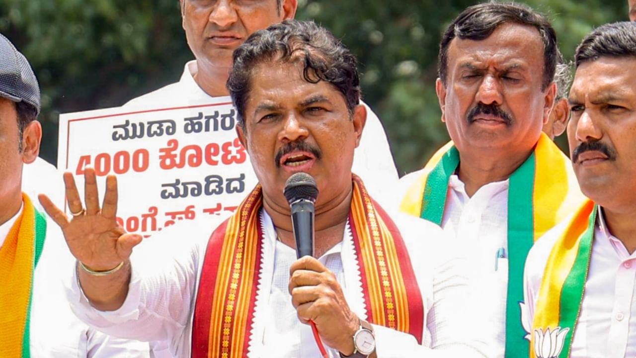 ಮುಡಾ ಸೈಟ್ ವಾಪಸ್: ಸಂವಿಧಾನ ರಕ್ಷಿಸಲು ದಿಟ್ಟ ನಿರ್ಧಾರ ಕೈಗೊಂಡ ರಾಜ್ಯಪಾಲರಿಗೆ ಸಿಕ್ಕ ದೊಡ್ಡ ಜಯ ಎಂದ ಅಶೋಕ್ ಮುಡಾ ಸೈಟ್ ವಾಪಸ್: ಸಂವಿಧಾನ ರಕ್ಷಿಸಲು ದಿಟ್ಟ ನಿರ್ಧಾರ ಕೈಗೊಂಡ ರಾಜ್ಯಪಾಲರಿಗೆ ಸಿಕ್ಕ ದೊಡ್ಡ ಜಯ ಎಂದ ಅಶೋಕ್