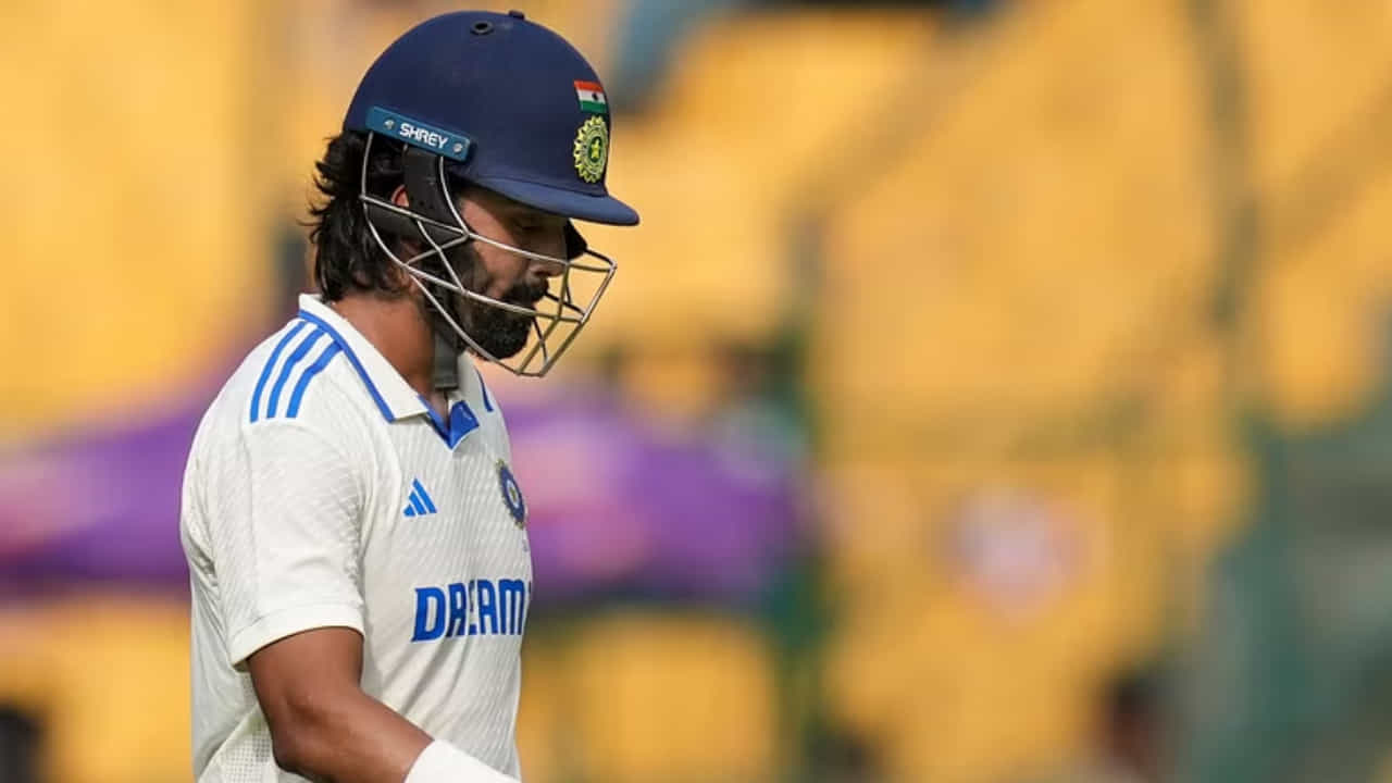 ಕನ್ನಡಿಗ ಕೆಎಲ್ ರಾಹುಲ್ ಅತ್ಯಂತ ಪ್ರತಿಭಾನ್ವಿತ ಬ್ಯಾಟ್ಸ್ಮನ್ ಎಂಬುದರಲ್ಲಿ ಯಾವುದೇ ಅನುಮಾನವಿಲ್ಲ, ಆದರೆ ಕಳೆದ ಕೆಲವು ದಿನಗಳಿಂದ ರಾಹುಲ್ ಅವರ ಬ್ಯಾಟ್ ಮೌನಕ್ಕೆ ಶರಣಾಗಿದೆ. ಅಲ್ಲದೆ ಅವಶ್ಯಕ ಸಮಯದಲ್ಲಿ ರಾಹುಲ್ ಬಿಗ್ ಇನ್ನಿಂಗ್ಸ್ ಆಡುವಲ್ಲಿ ಎಡವುತ್ತಿದ್ದಾರೆ. ಕಳೆದ ಬಾಂಗ್ಲಾ ವಿರುದ್ಧದ ಸರಣಿಯಲ್ಲಿ ಇದೇ ಸಮಸ್ಯೆಗೆ ಸಿಲುಕಿದ್ದ ರಾಹುಲ್, ಇದೀಗ ನ್ಯೂಜಿಲೆಂಡ್ ವಿರುದ್ಧವೂ ಲಯ ಕಂಡುಕೊಳ್ಳುವಲ್ಲಿ ಎಡವುತ್ತಿದ್ದಾರೆ.