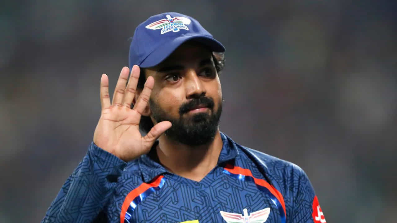 ಐಪಿಎಲ್ನ ಎಲ್ಲಾ 10 ಫ್ರಾಂಚೈಸಿಗಳು ನಾಳೆ ಅಂದರೆ ಅಕ್ಟೋಬರ್ 31 ರ 5 ಗಂಟೆಯೊಳಗೆ ತಾವು ತಂಡದಲ್ಲಿ ಉಳಿಸಿಕೊಂಡಿರುವ ಆಟಗಾರರ ಪಟ್ಟಿಯನ್ನು ಬಿಸಿಸಿಐಗೆ ಸಲ್ಲಿಸಬೇಕಿದೆ. ಆದರೆ 2025 ರ ಐಪಿಎಲ್ ಧಾರಣ ಪಟ್ಟಿ ಹೊರಬೀಳುವುದಕ್ಕೆ ಮುನ್ನವೇ ಕನ್ನಡಿಗ ಕೆಎಲ್ ರಾಹುಲ್ ಬಗ್ಗೆ ಸಾಕಷ್ಟು ಅಂತೆಕಂತೆಗಳು ಕೇಳಿಬರುತ್ತಿವೆ. ಅದರಂತೆ ಈ ಹಿಂದೆ ರಾಹುಲ್ರನ್ನು ಲಕ್ನೋ ಫ್ರಾಂಚೈಸಿಯೇ ತಂಡದಿಂದ ಹೊರಹಾಕಿದೆ ಎಂದು ವರದಿಗಳಾಗಿದ್ದವು.