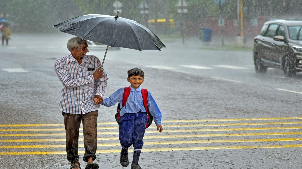 Karnataka weather: ಬೆಂಗಳೂರಲ್ಲಿ ಮುಂಜಾನೆಯಿಂದಲೇ ಮಳೆ, ವಿವಿಧ ಜಿಲ್ಲೆಗಳಲ್ಲಿ 3 ದಿನ ಭಾರೀ ಮಳೆಯ ಮುನ್ಸೂಚನೆ Karnataka weather: ಬೆಂಗಳೂರಲ್ಲಿ ಮುಂಜಾನೆಯಿಂದಲೇ ಮಳೆ, ವಿವಿಧ ಜಿಲ್ಲೆಗಳಲ್ಲಿ 3 ದಿನ ಭಾರೀ ಮಳೆಯ ಮುನ್ಸೂಚನೆ