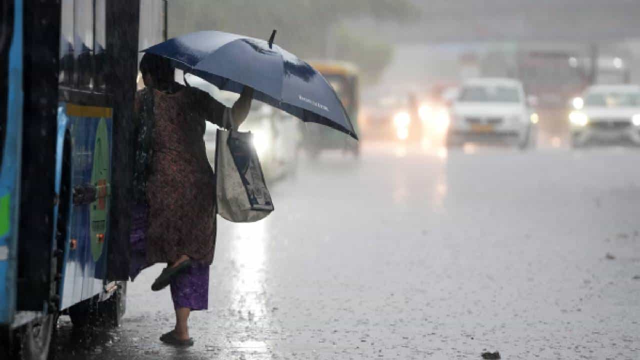 Karnataka Rains: ಕರ್ನಾಟಕದ ಕರಾವಳಿ ಸೇರಿ ರಾಜ್ಯದ 7 ಜಿಲ್ಲೆಗಳಲ್ಲಿ ಭಾರಿ ಮಳೆ, ಯೆಲ್ಲೋ ಅಲರ್ಟ್ Karnataka Rains: ಕರ್ನಾಟಕದ ಕರಾವಳಿ ಸೇರಿ ರಾಜ್ಯದ 7 ಜಿಲ್ಲೆಗಳಲ್ಲಿ ಭಾರಿ ಮಳೆ, ಯೆಲ್ಲೋ ಅಲರ್ಟ್