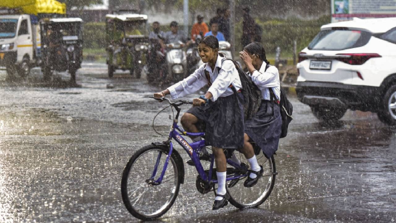 Karnataka Rains: ಕರ್ನಾಟಕದ ಈ ಜಿಲ್ಲೆಗಳಲ್ಲಿ ಅಕ್ಟೋಬರ್ 8ರವರೆಗೂ ಮಳೆ Karnataka Rains: ಕರ್ನಾಟಕದ ಈ ಜಿಲ್ಲೆಗಳಲ್ಲಿ ಅಕ್ಟೋಬರ್ 8ರವರೆಗೂ ಮಳೆ