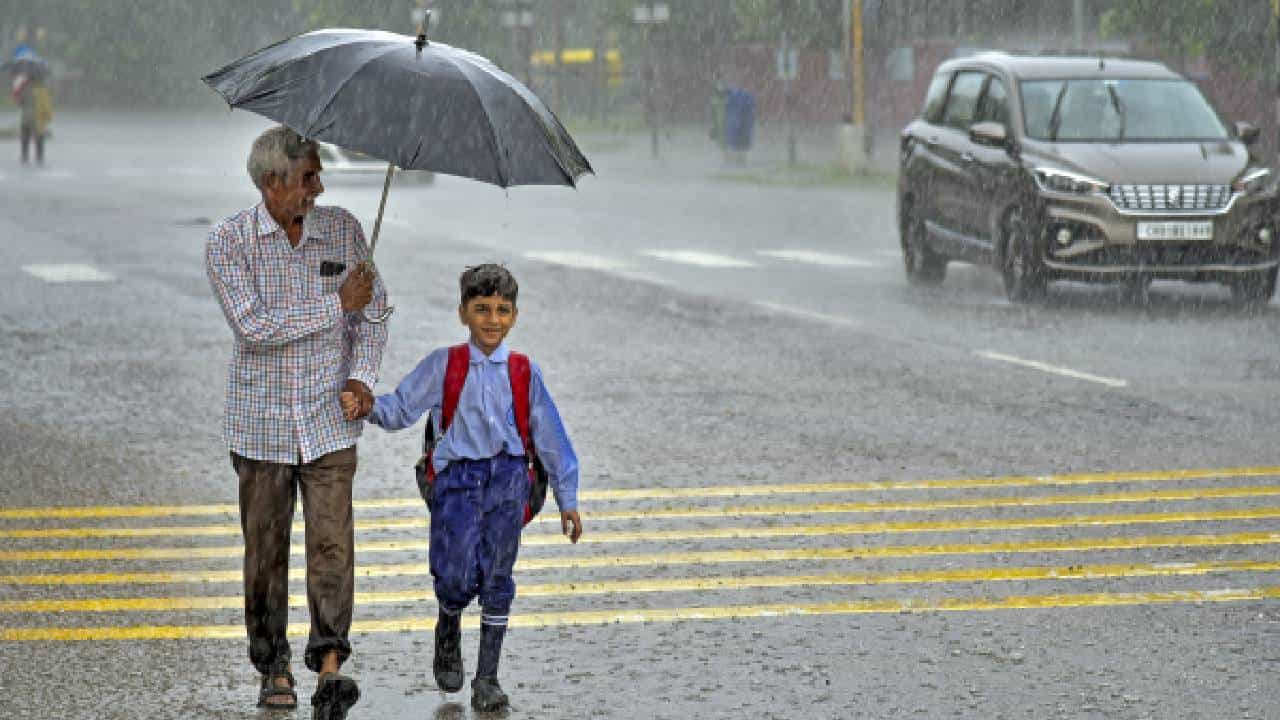 Karnataka Rains: ಕರ್ನಾಟಕದ ಬಹುತೇಕ ಜಿಲ್ಲೆಗಳಲ್ಲಿ ಮುಂದಿನ ಒಂದು ವಾರ ಮಳೆ Karnataka Rains: ಕರ್ನಾಟಕದ ಬಹುತೇಕ ಜಿಲ್ಲೆಗಳಲ್ಲಿ ಮುಂದಿನ ಒಂದು ವಾರ ಮಳೆ