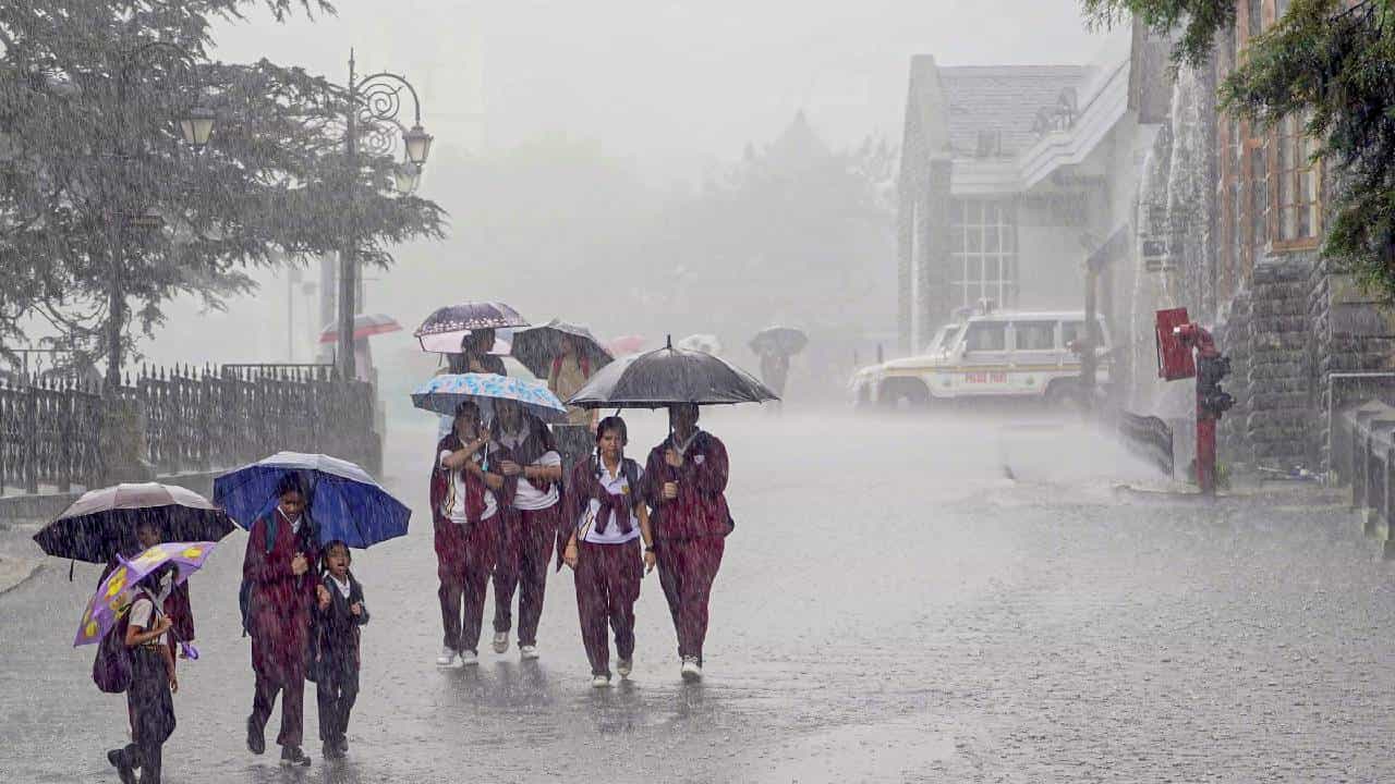 Karnataka Rains: ಬೆಂಗಳೂರು ಸೇರಿ ಕರ್ನಾಟಕದ 20 ಜಿಲ್ಲೆಗಳಲ್ಲಿ ಭಾರಿ ಮಳೆ, ಯೆಲ್ಲೋ ಅಲರ್ಟ್ Karnataka Rains: ಬೆಂಗಳೂರು ಸೇರಿ ಕರ್ನಾಟಕದ 20 ಜಿಲ್ಲೆಗಳಲ್ಲಿ ಭಾರಿ ಮಳೆ, ಯೆಲ್ಲೋ ಅಲರ್ಟ್