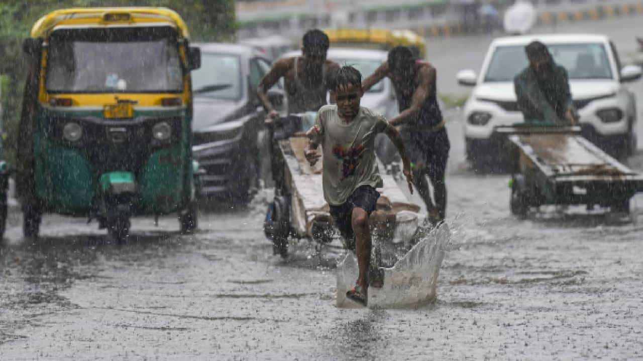 Karnataka Rains: ಕರ್ನಾಟಕದ ಈ 15 ಜಿಲ್ಲೆಗಳಲ್ಲಿ ಅಕ್ಟೋಬರ್ 10ರವರೆಗೂ ಧಾರಾಕಾರ ಮಳೆ Karnataka Rains: ಕರ್ನಾಟಕದ ಈ 15 ಜಿಲ್ಲೆಗಳಲ್ಲಿ ಅಕ್ಟೋಬರ್ 10ರವರೆಗೂ ಧಾರಾಕಾರ ಮಳೆ