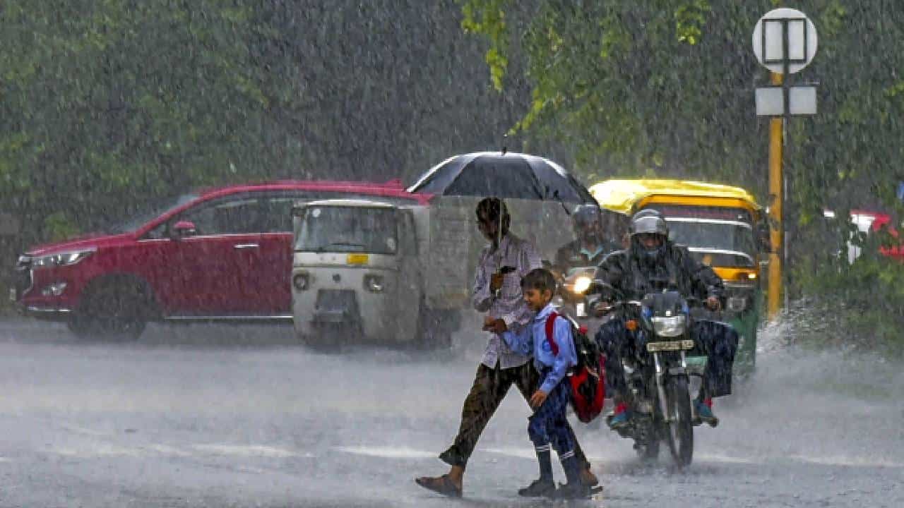 Karnataka Rains: ಬೆಂಗಳೂರು ಸೇರಿ ಕರ್ನಾಟಕದ 12 ಜಿಲ್ಲೆಗಳಲ್ಲಿ ಅ.20ರವರೆಗೆ ಭಾರಿ ಮಳೆ, ಆರೆಂಜ್ ಅಲರ್ಟ್ Karnataka Rains: ಬೆಂಗಳೂರು ಸೇರಿ ಕರ್ನಾಟಕದ 12 ಜಿಲ್ಲೆಗಳಲ್ಲಿ ಅ.20ರವರೆಗೆ ಭಾರಿ ಮಳೆ, ಆರೆಂಜ್ ಅಲರ್ಟ್