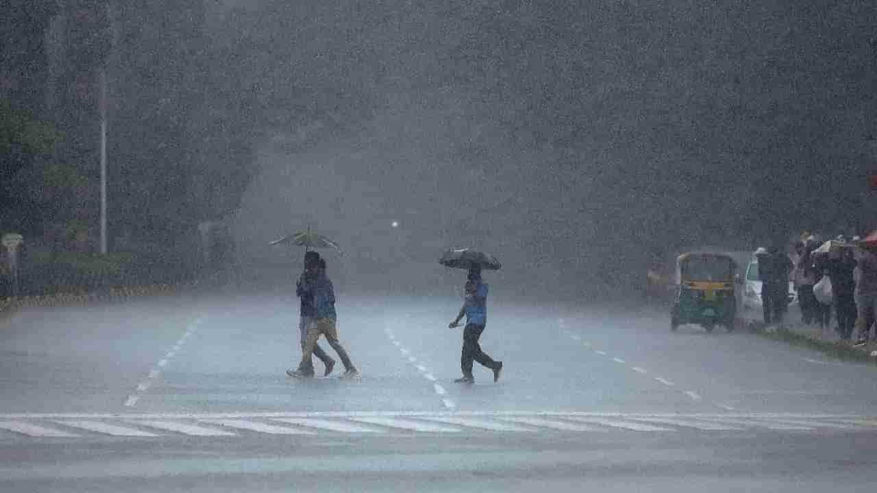 Karnataka Rains: ಬೆಂಗಳೂರಿನಲ್ಲಿ ಬೆಳಗಿನ ಜಾವದಿಂದ ಗುಡುಗು ಸಹಿತ ಭಾರಿ ಮಳೆ, ಅ.26ರವರೆಗೂ ಯೆಲ್ಲೋ ಅಲರ್ಟ್​