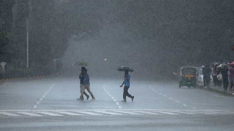 Karnataka Rains: ಬೆಂಗಳೂರಿನಲ್ಲಿ ಬೆಳಗಿನ ಜಾವದಿಂದ ಗುಡುಗು ಸಹಿತ ಭಾರಿ ಮಳೆ, ಅ.26ರವರೆಗೂ ಯೆಲ್ಲೋ ಅಲರ್ಟ್