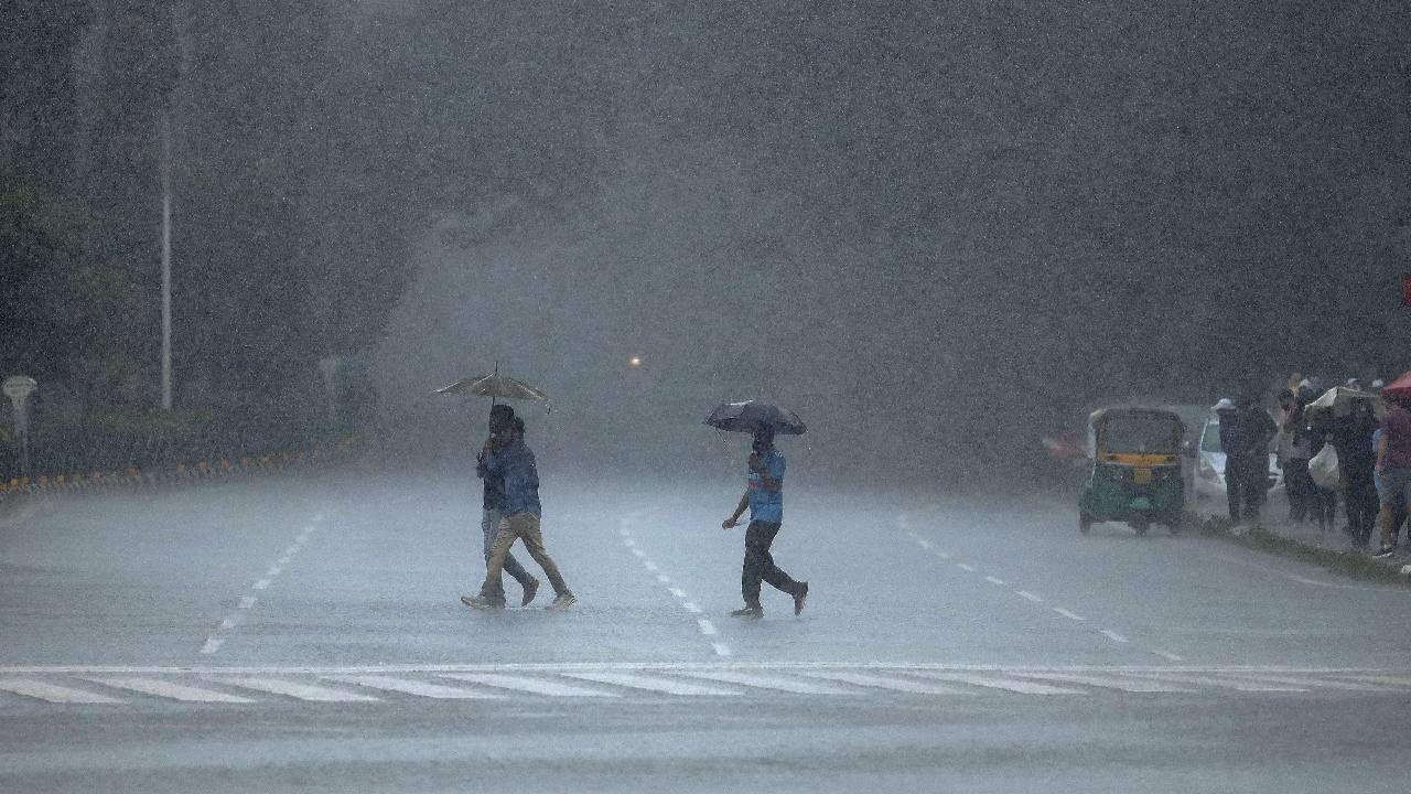 Karnataka Rains: ಬೆಂಗಳೂರಿನಲ್ಲಿ ಬೆಳಗಿನ ಜಾವದಿಂದ ಗುಡುಗು ಸಹಿತ ಭಾರಿ ಮಳೆ, ಅ.26ರವರೆಗೂ ಯೆಲ್ಲೋ ಅಲರ್ಟ್​